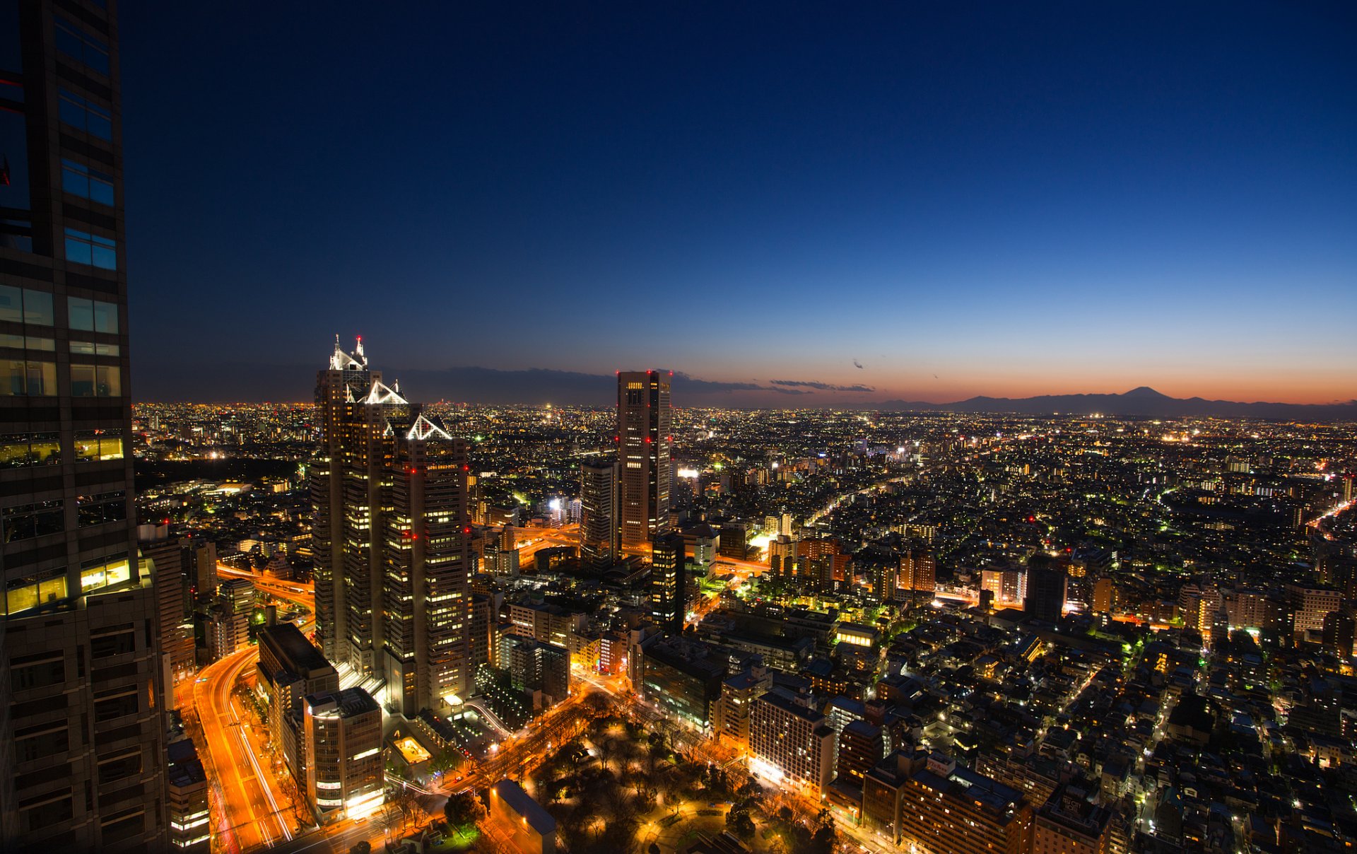 japan tokio hauptstadt metropole gebäude wolkenkratzer beleuchtung lichter abend sonnenuntergang blau himmel ansicht höhe panorama