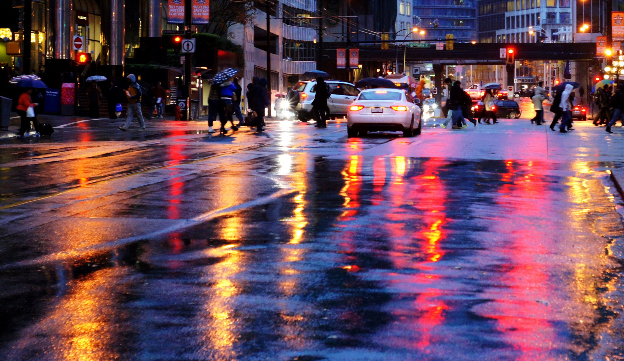 regen lichter hektik verkehr stadt