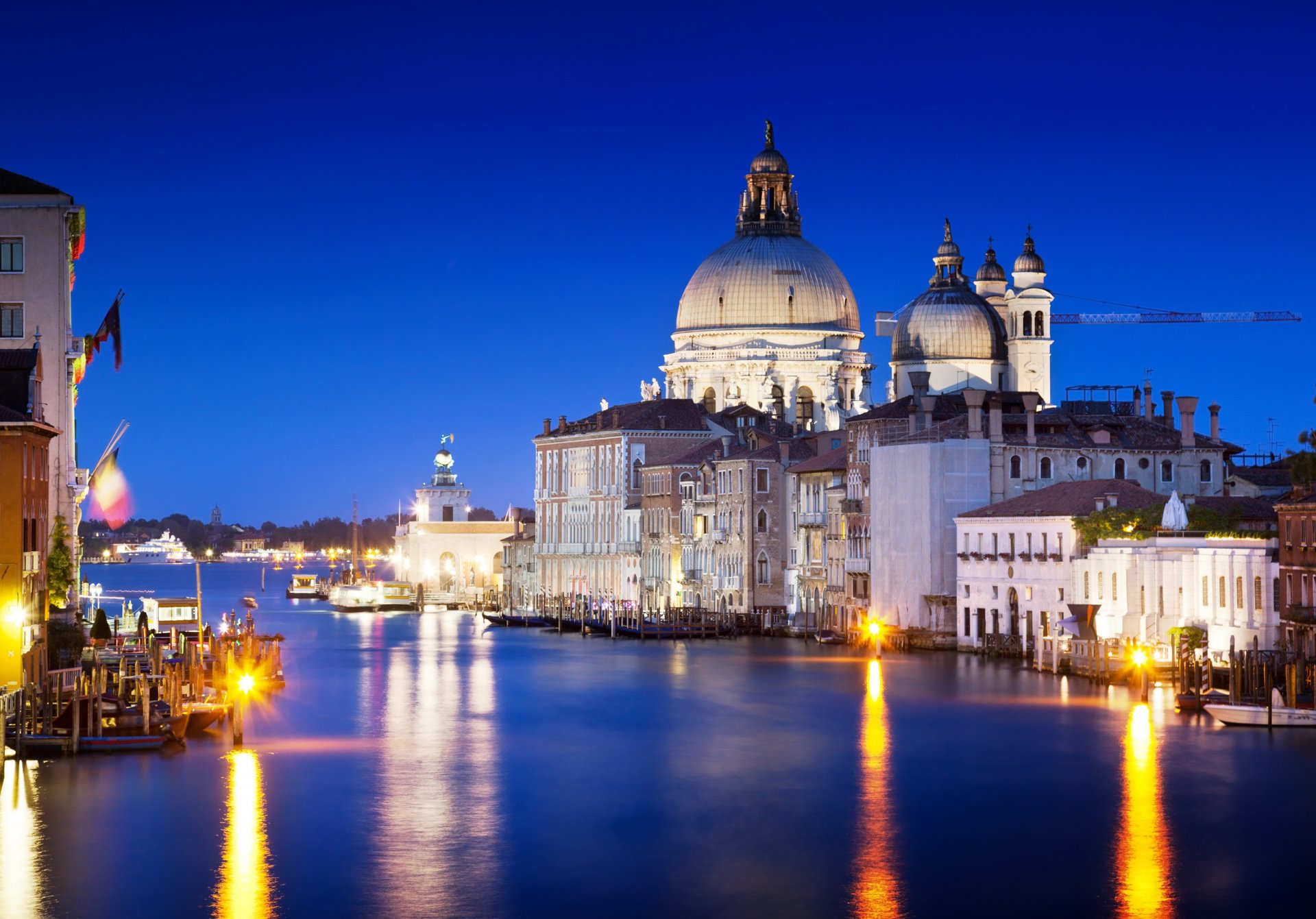 wenecja włochy canal grande canal grande woda morze odbicie światło wieczór architektura domy budynki