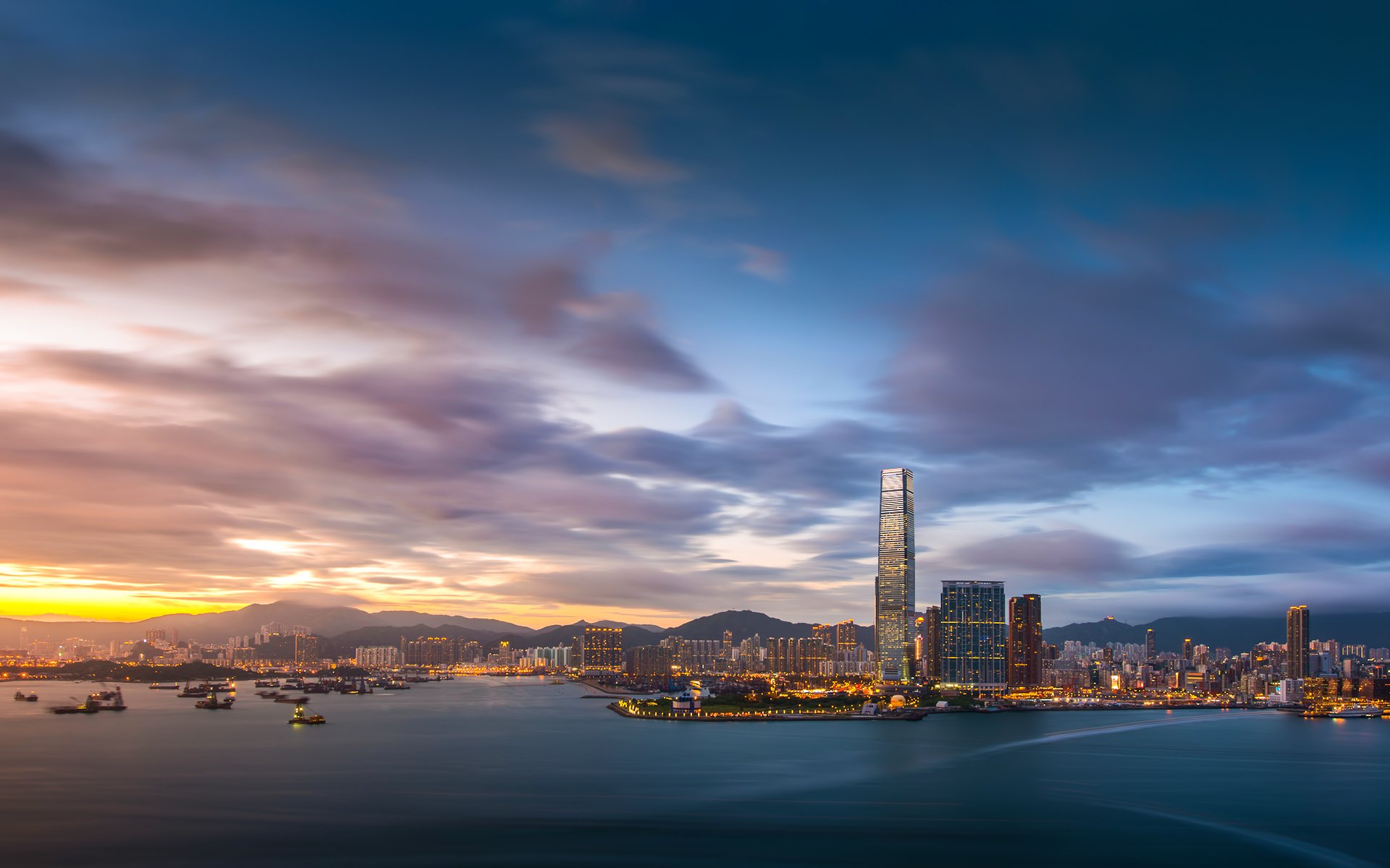 hong kong soir coucher de soleil ciel nuages baie bâtiments lumières port métropole