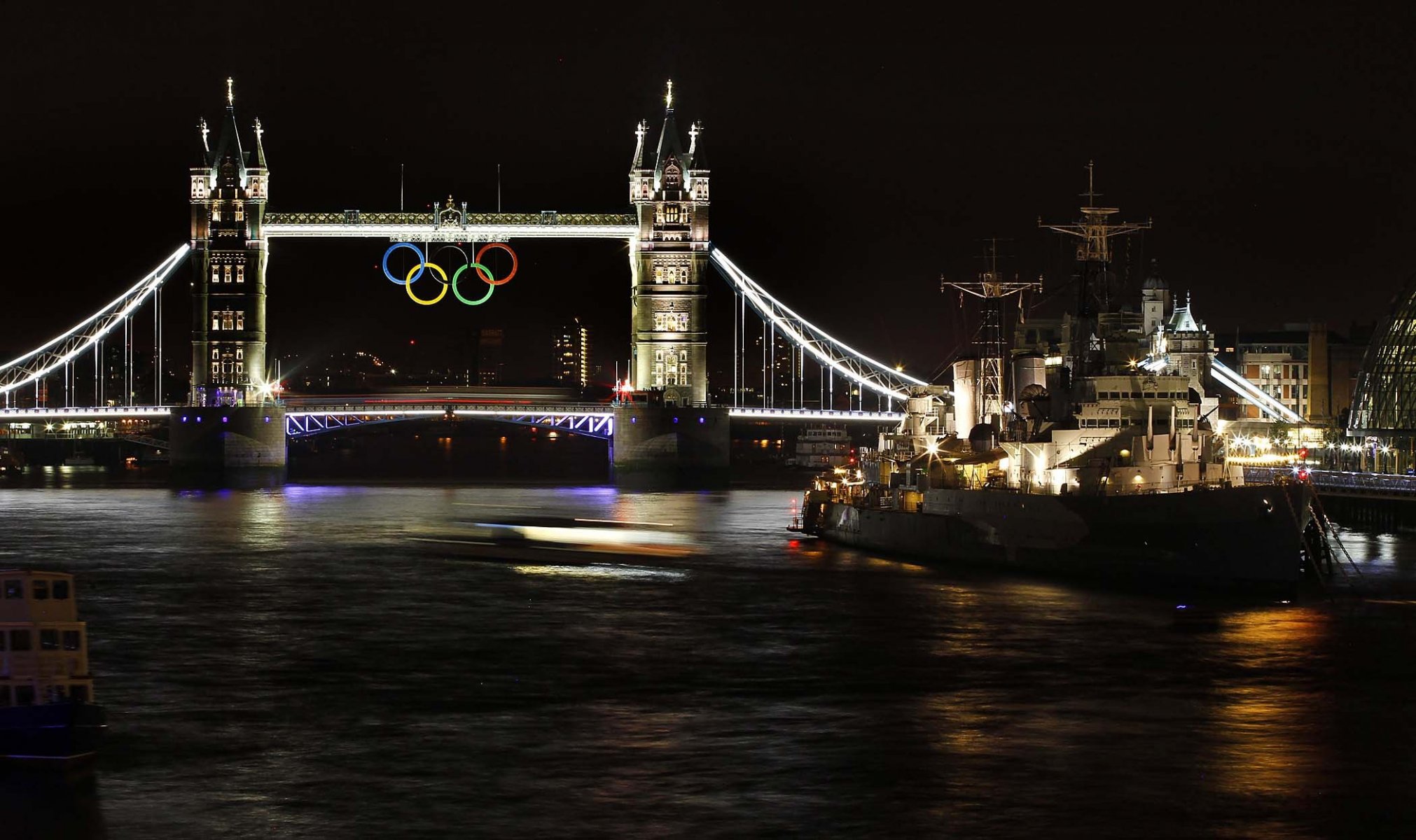 tower bridge anneaux olympiques nuit rivière tamise navire croiseur angleterre londres jeux olympiques d été 2012