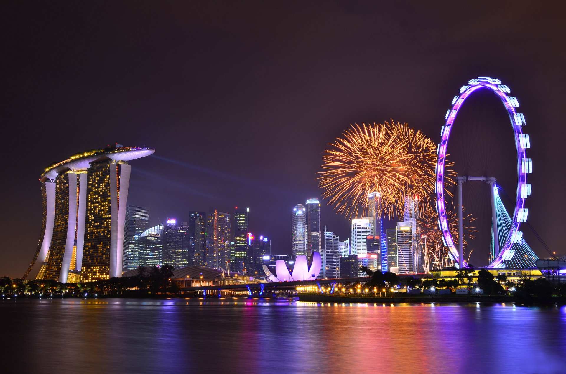 singapore giardini vicino alla baia notte architettura grattacieli luci cielo nuvole riflessione vacanze fuochi d artificio città-stato metropoli luci illuminazione baia vacanza