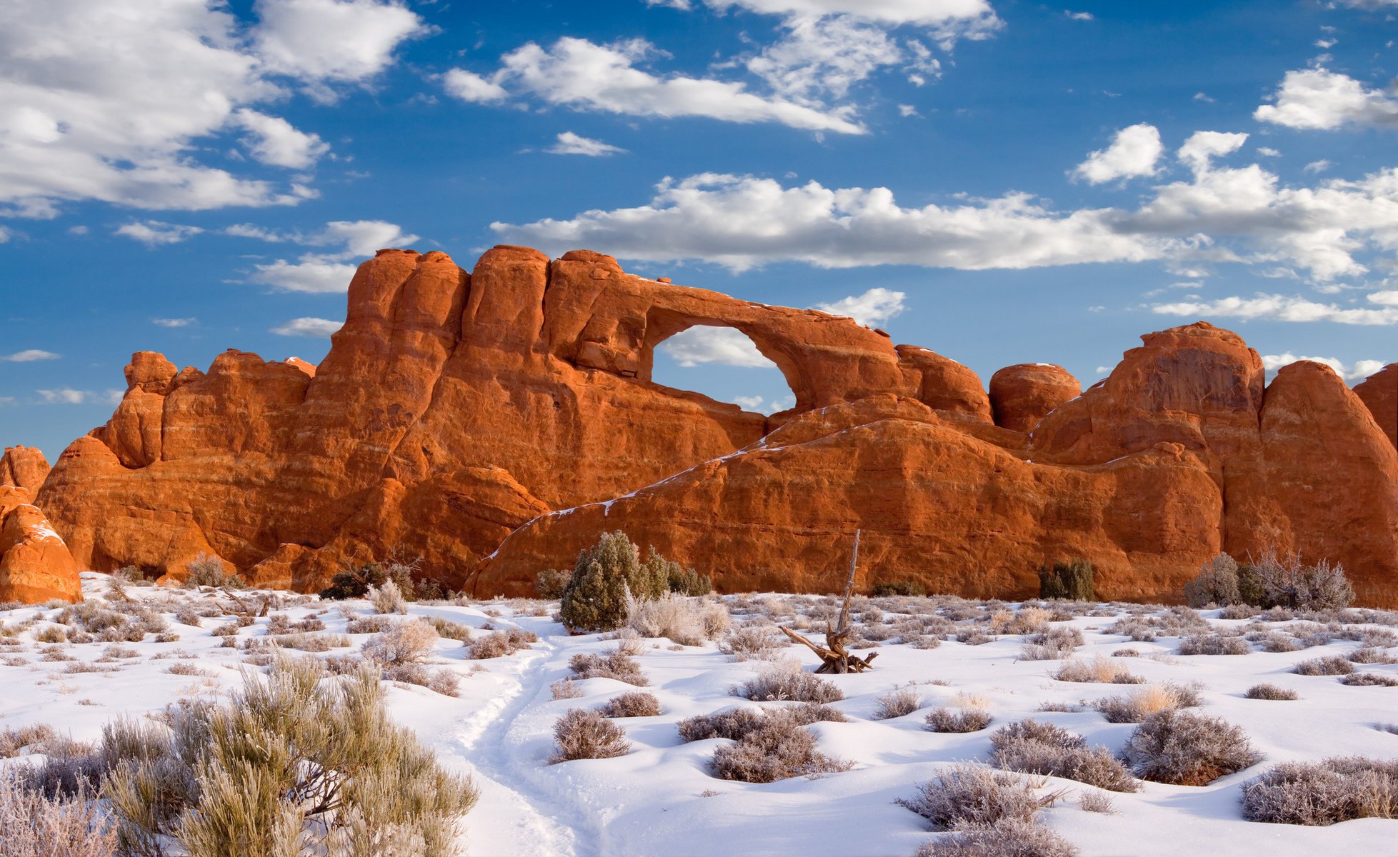 nature arche neige rochers