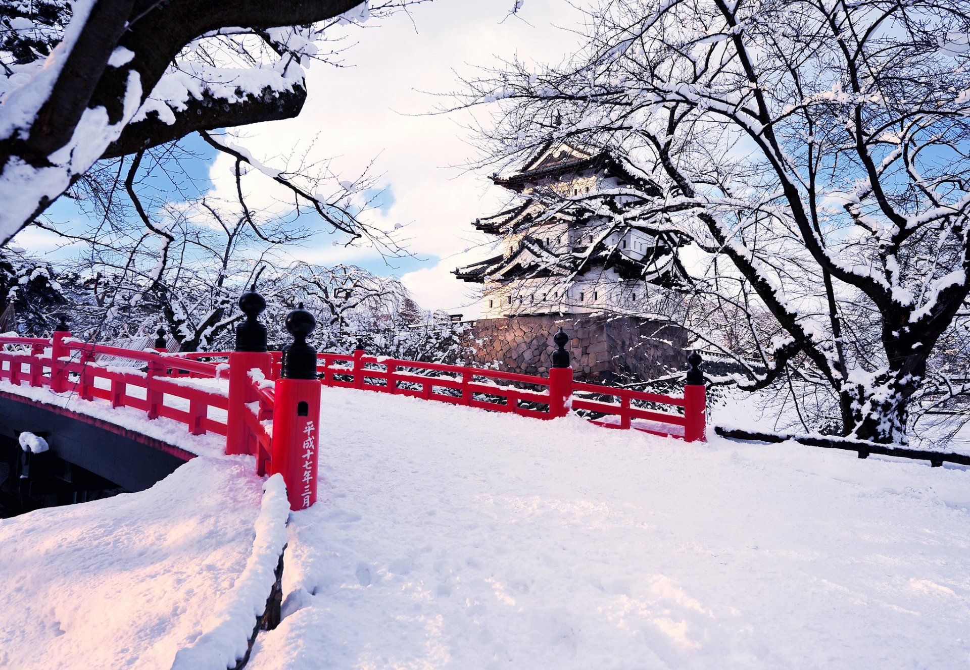 japon préfecture d aomori ville hirosaki hiver neige château japonais pont arbres eau de glenn ぐ れん au japon