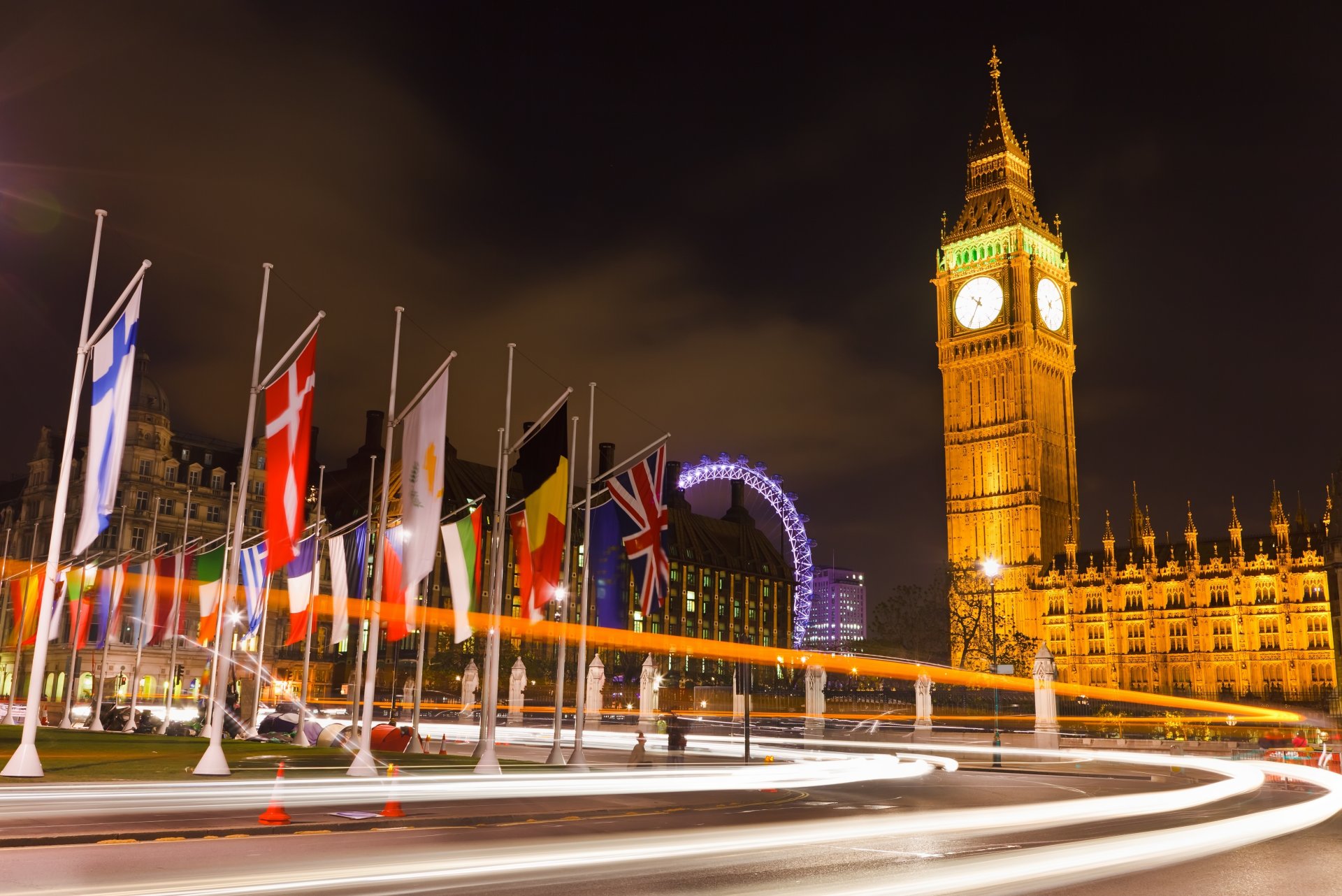 londra inghilterra regno unito big ben big ben notte luce luci strada bandiere