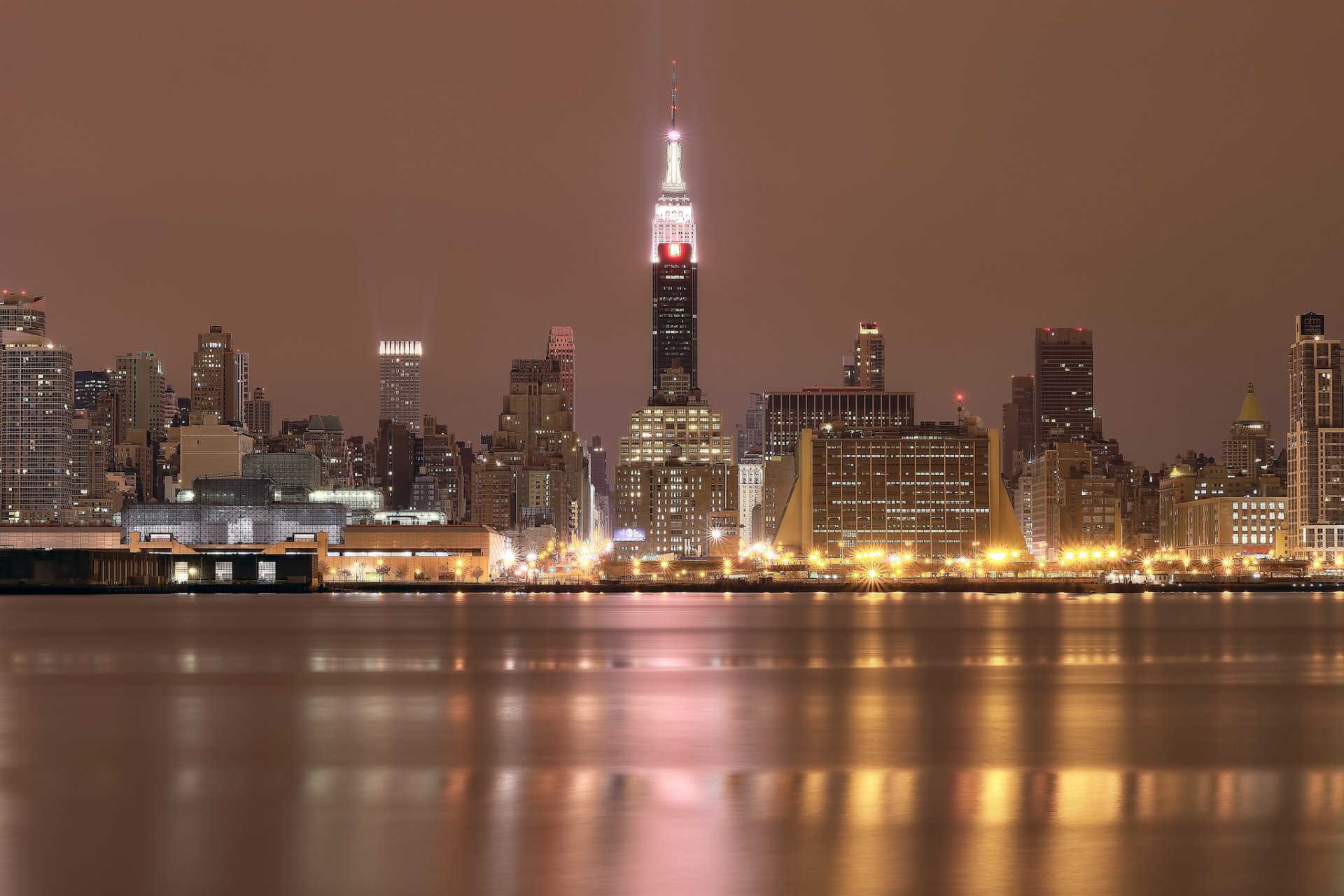 usa new york metropole gebäude wolkenkratzer nacht hintergrundbeleuchtung lichter himmel fluss reflexion