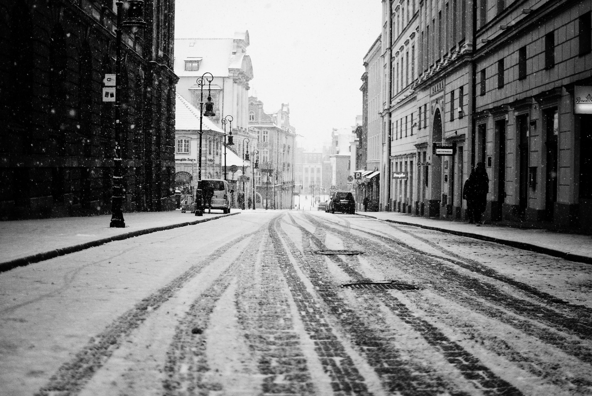 ciudad carretera nieve calle edificios casas personas coches pistas invierno