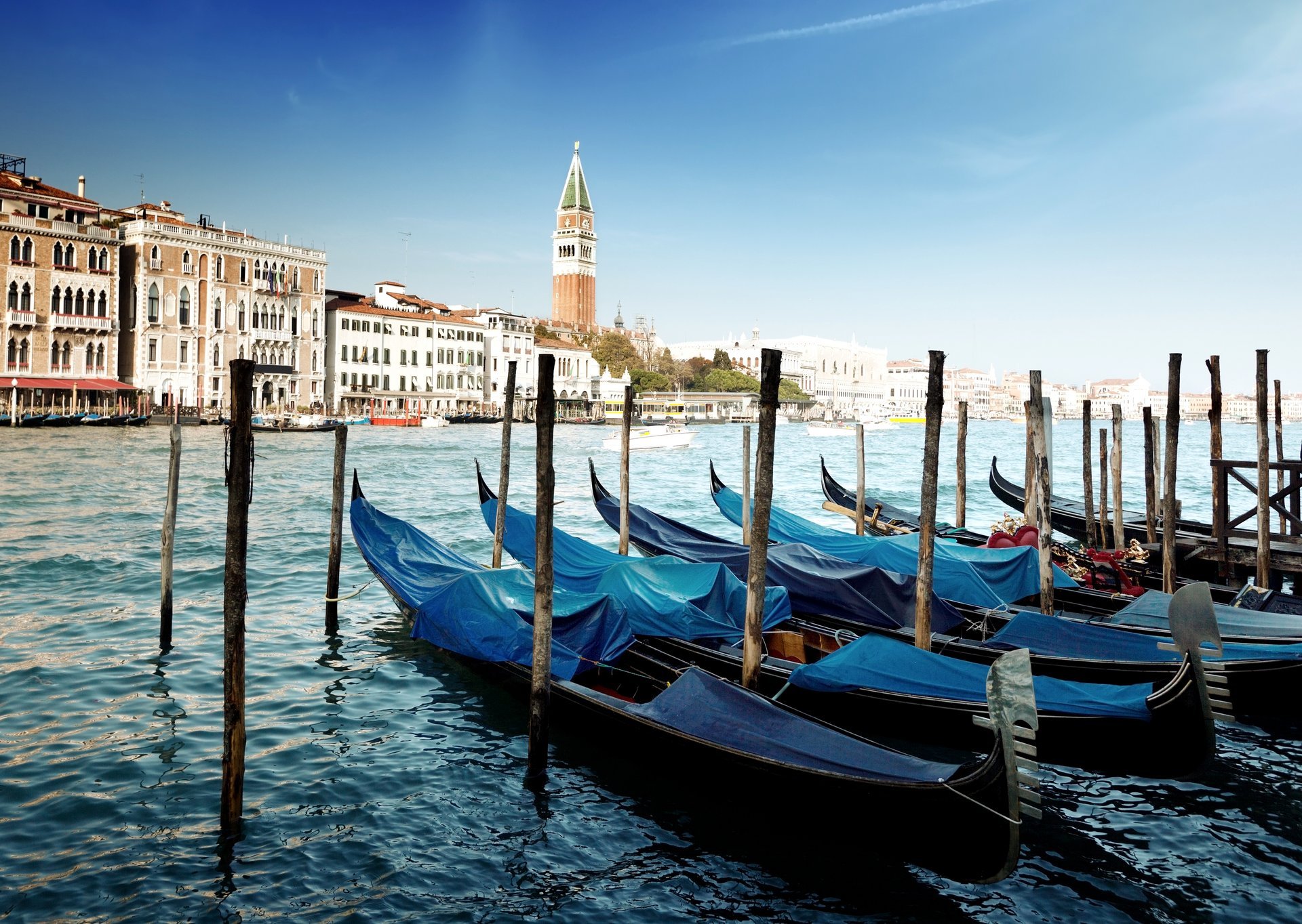 venezia italia canale mare acqua gondole molo