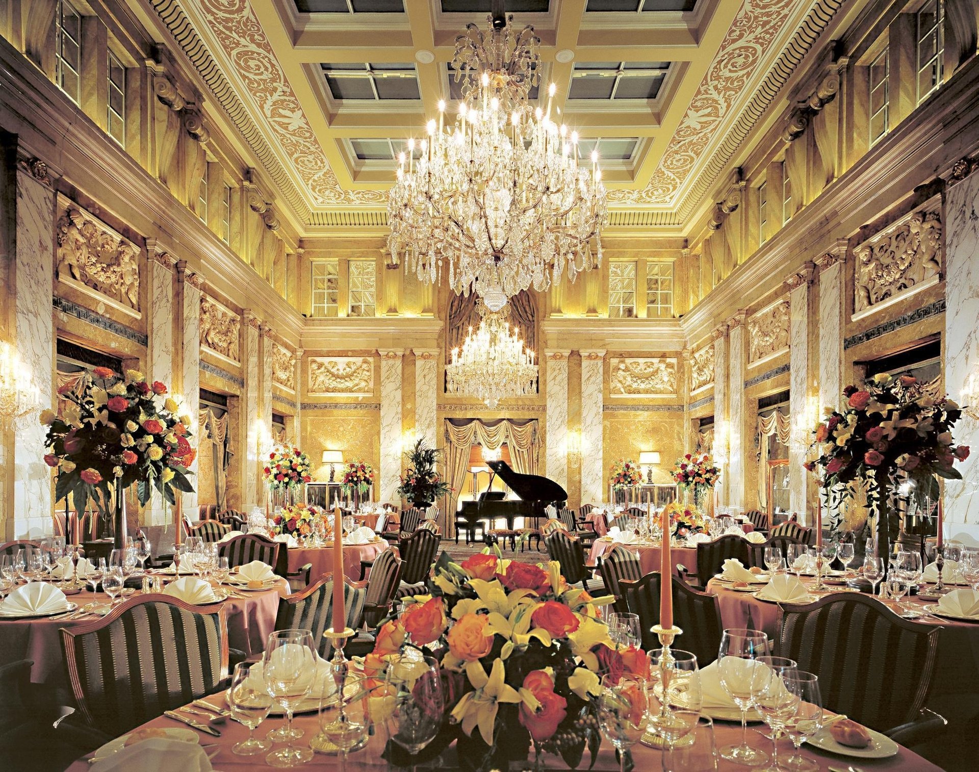 lustre intérieur bougies piano tables bouquet