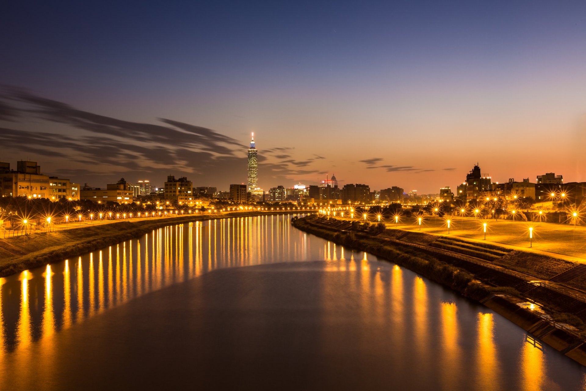 china prc taiwán taipei ciudad río tarde naranja puesta de sol cielo nubes luz luces linternas reflexión