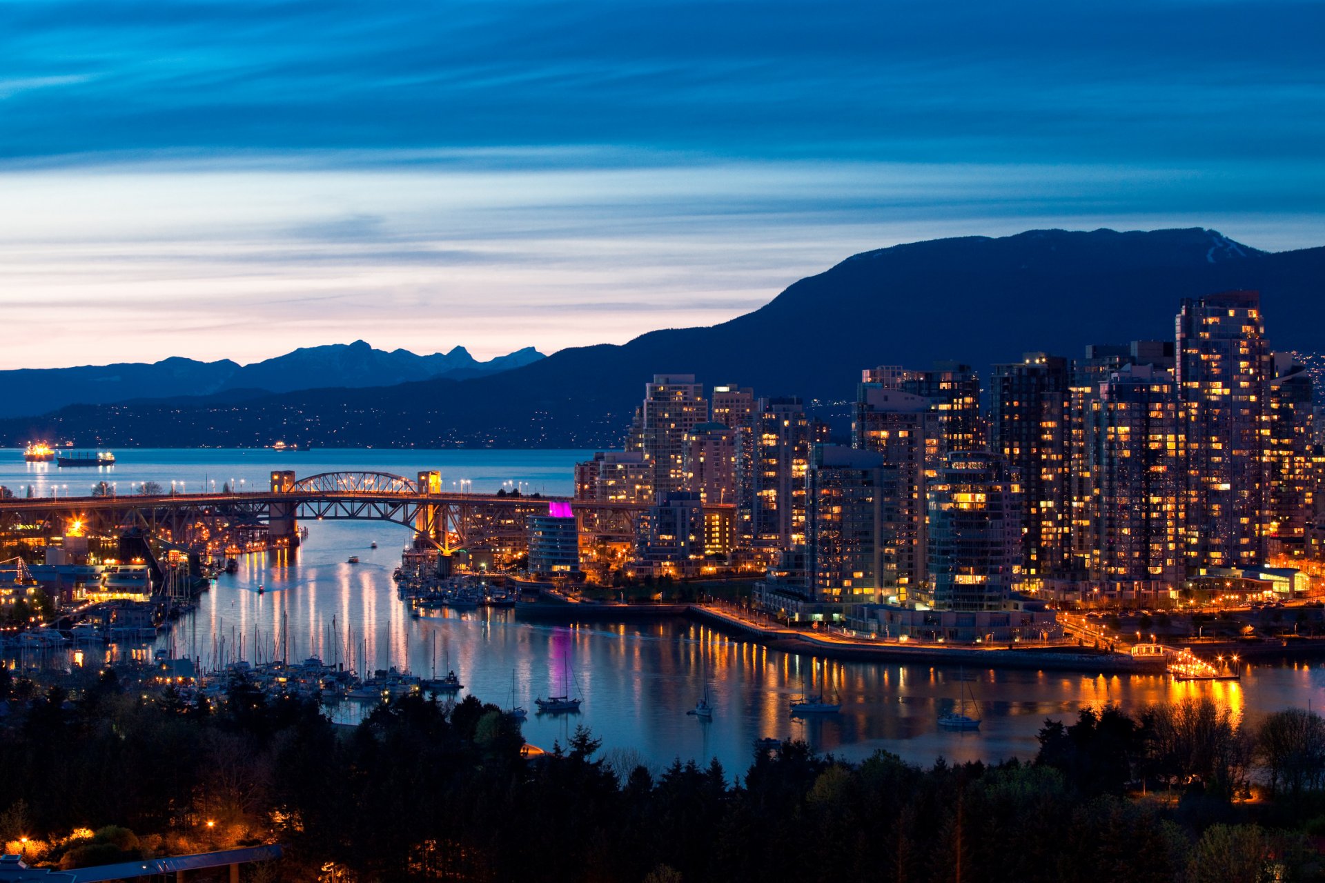 stadt vancouver kanada abend hafen meer häuser brücke schiffe berge himmel landschaft panorama lichter