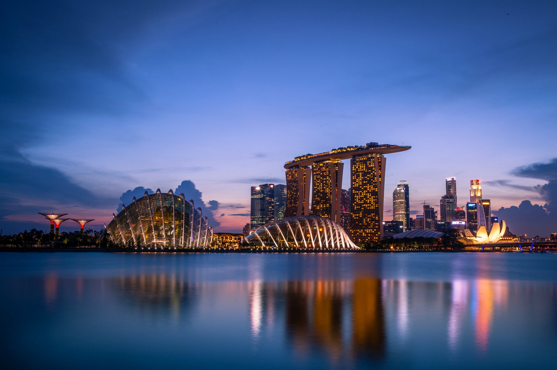 singapore giardini sulla baia sera architettura grattacieli lanterne cielo blu tramonto nuvole riflessione cielo blu città-stato metropoli luci retroilluminazione baia