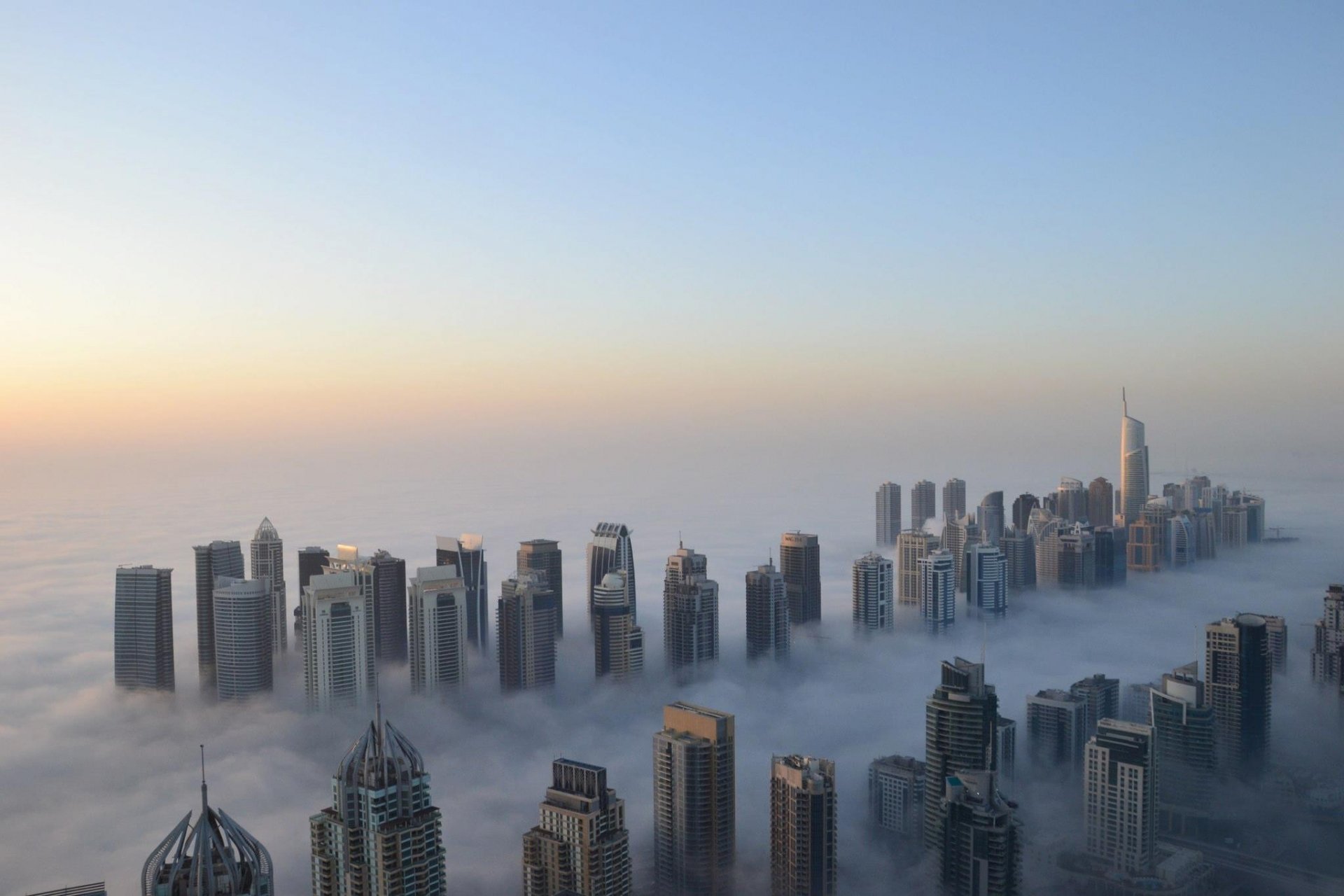 dubai morgen nebel kühle wolkenkratzer höhe