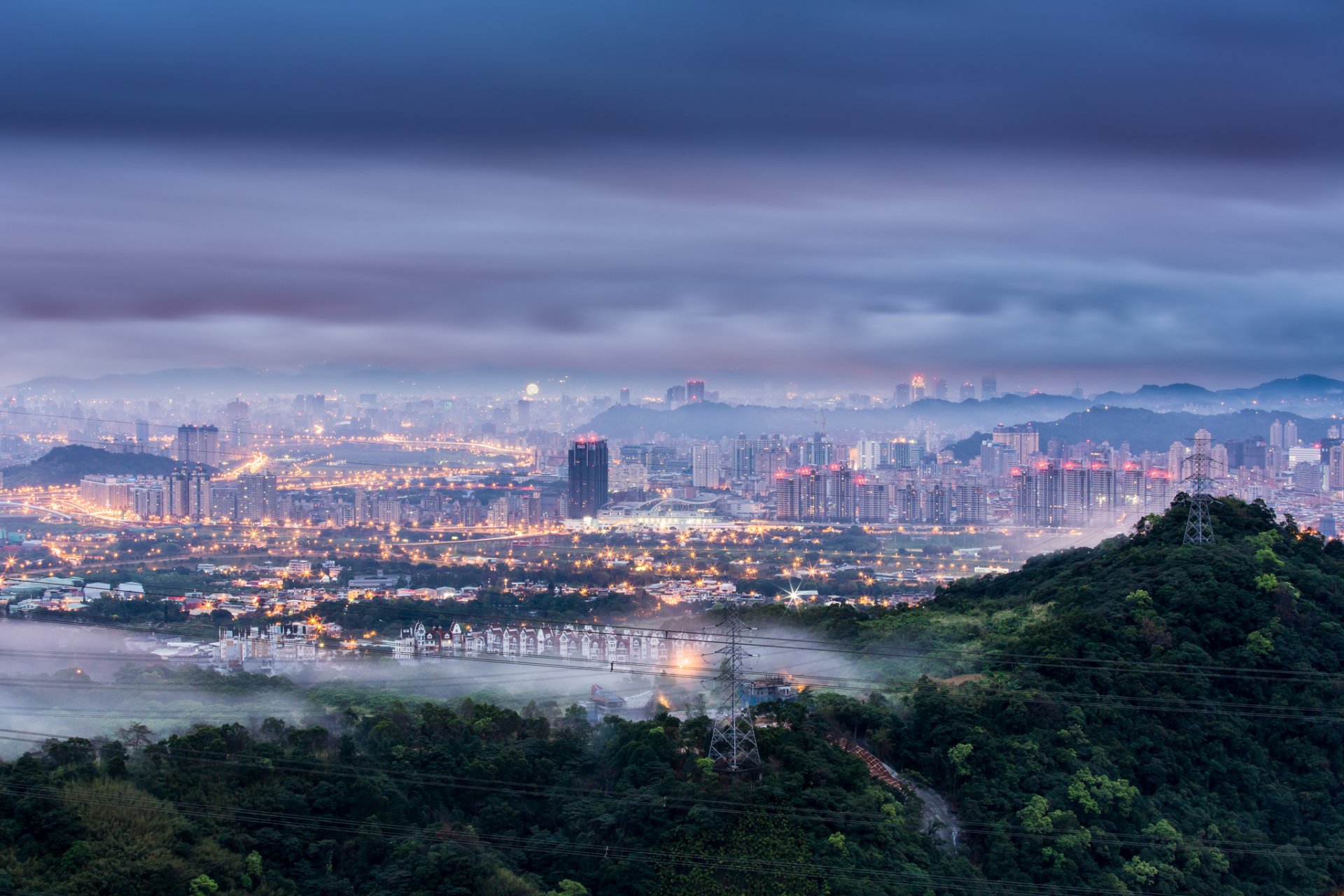 cina cina taiwan taipei città alba mattina blu cielo nuvole nebbia foschia luci illuminazione alberi colline pilastri fili vista altezza panorama