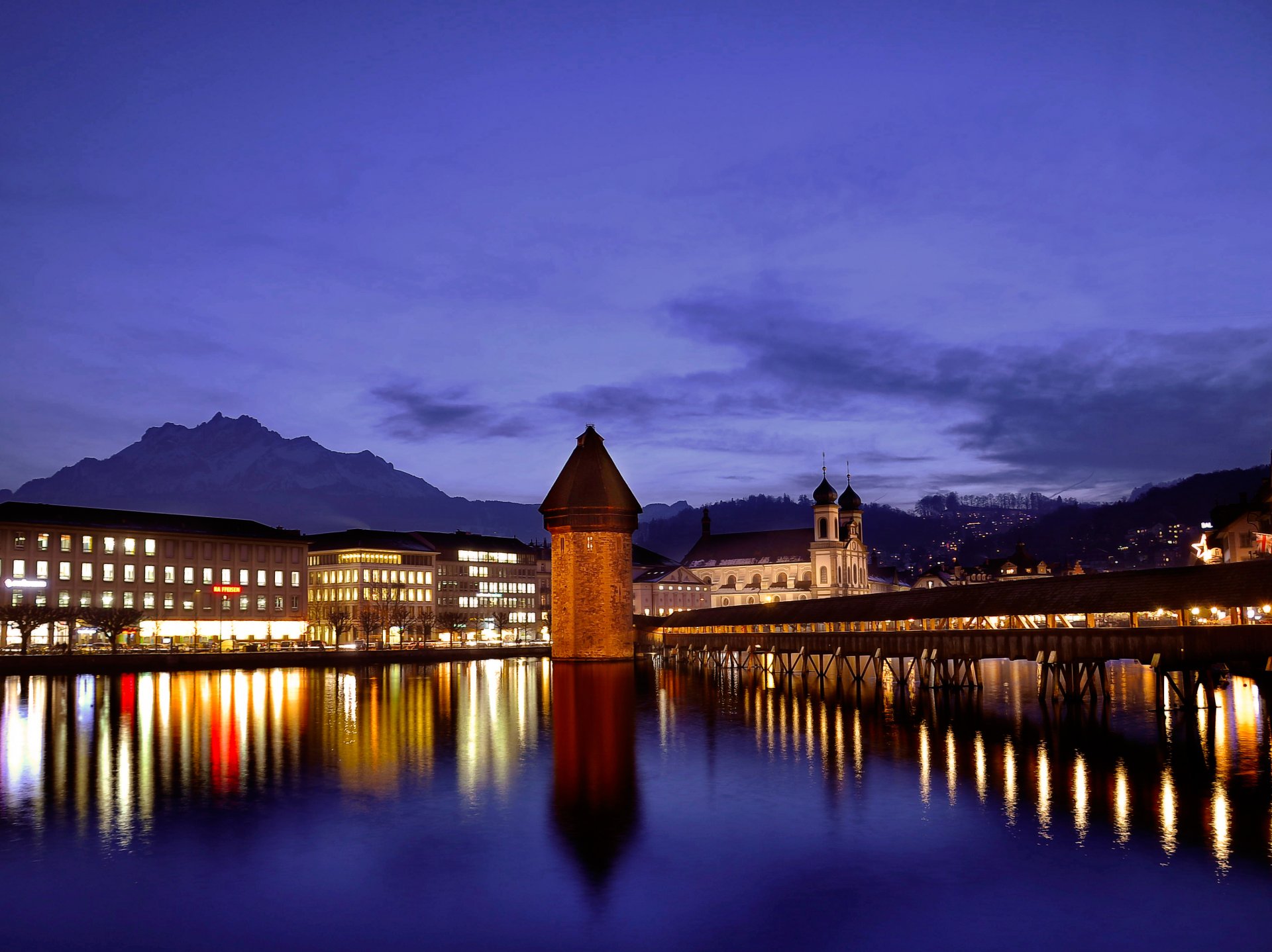 schweiz luzern nacht dämmerung blau himmel gebäude tempel hintergrundbeleuchtung lichter berge brücke uferpromenade fluss wasser oberfläche reflexion