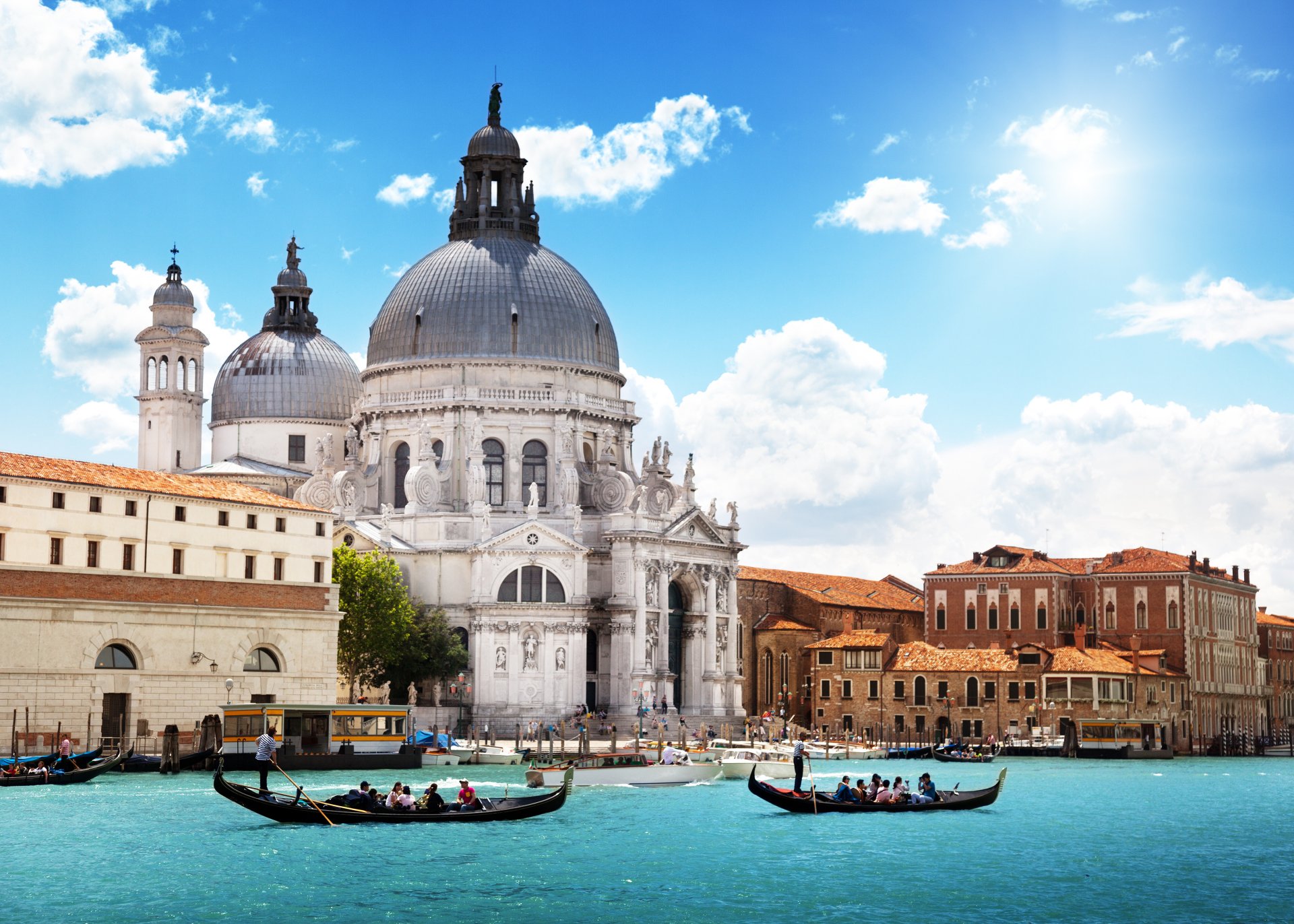 venedig italien stadt architektur kathedrale santa maria della salute meer kanal gondeln menschen himmel wolken