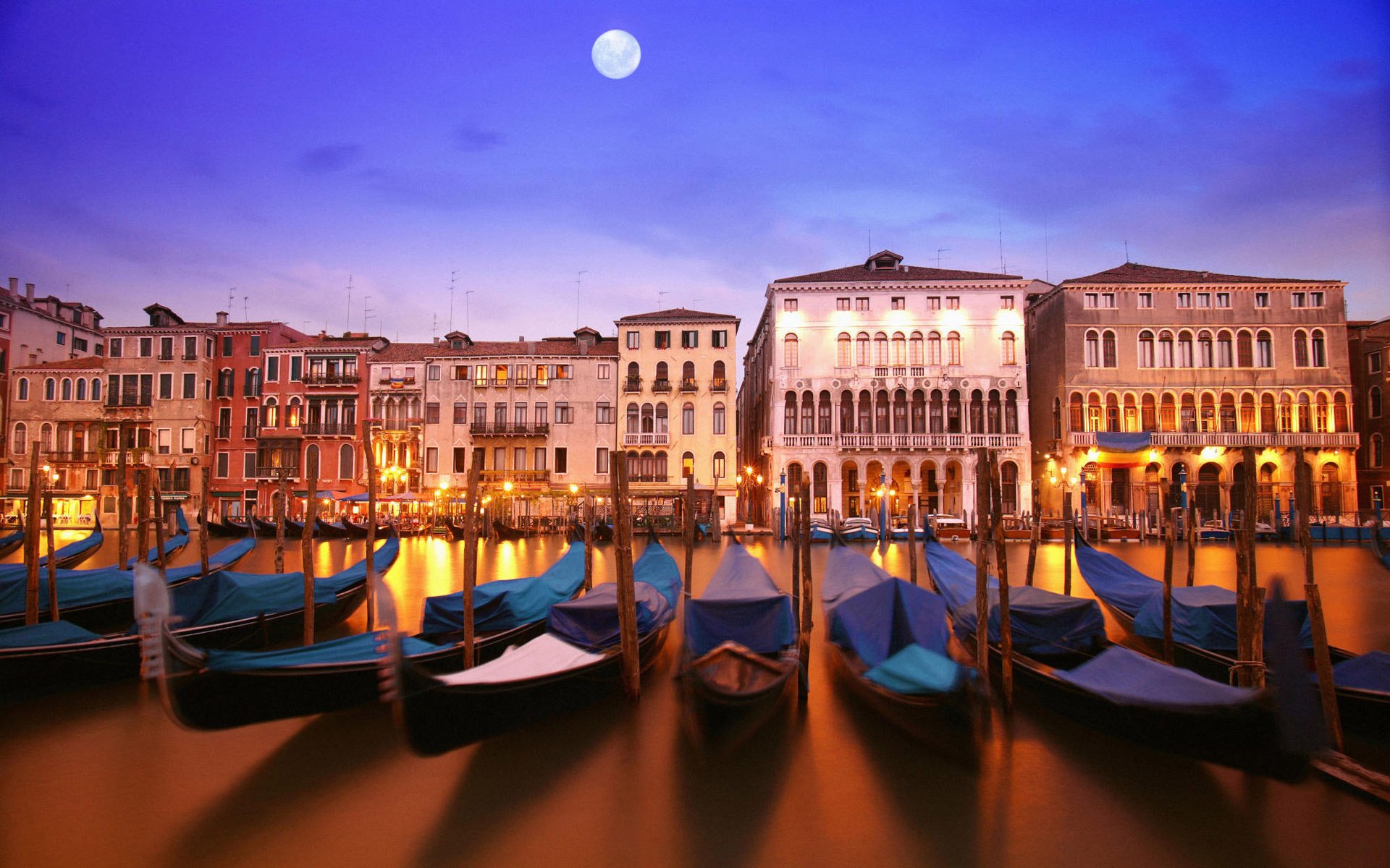 venecia italia italia ciudad en el agua noche luna luna llena edificios edificios casas arquitectura góndolas barcos agua río canal luz iluminación linternas reflexión