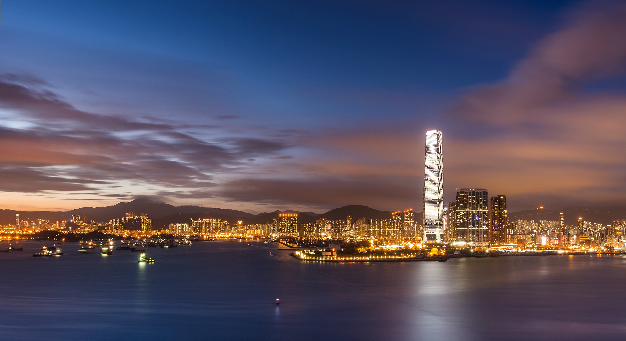 hong kong china puerto victoria bahía noche cielo nubes puesta de sol metrópolis rascacielos luces iluminación