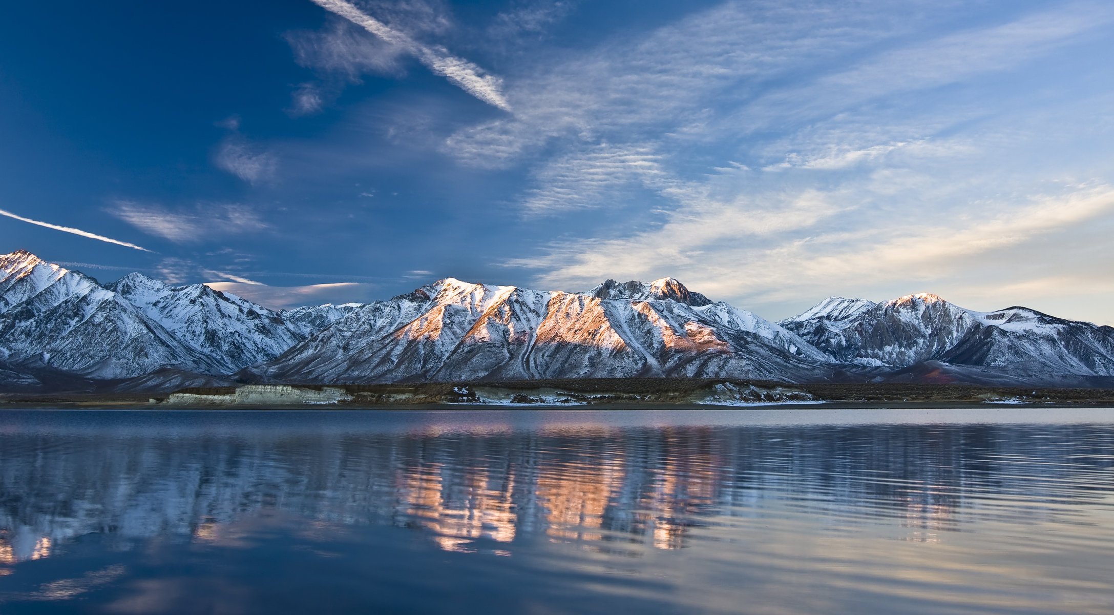 montañas nubes lago cielo olas