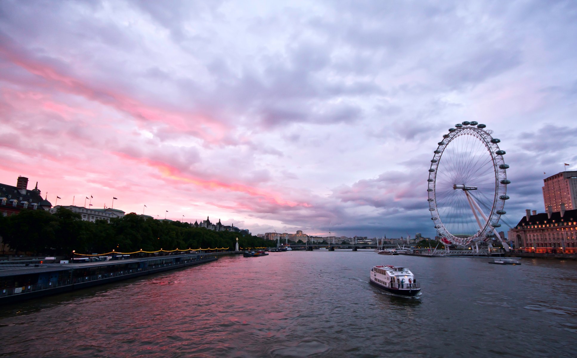 reino unido inglaterra londres capital noria noche edificios arquitectura paseo marítimo río támesis cielo nubes london eye capital