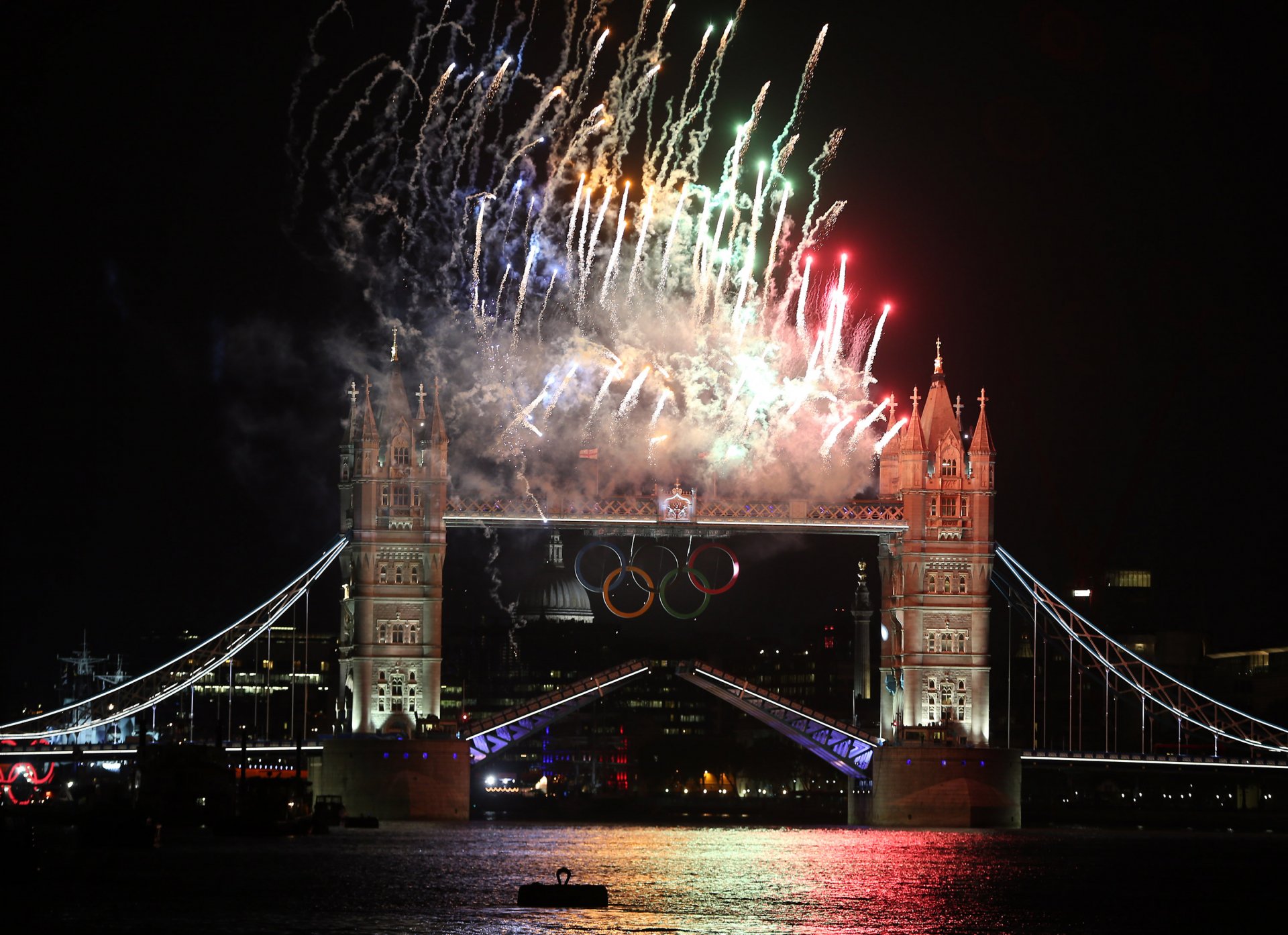 londres 2012 ceremonia de apertura de los juegos olímpicos fuegos artificiales saludo tower bridge noche reino unido londres 2012