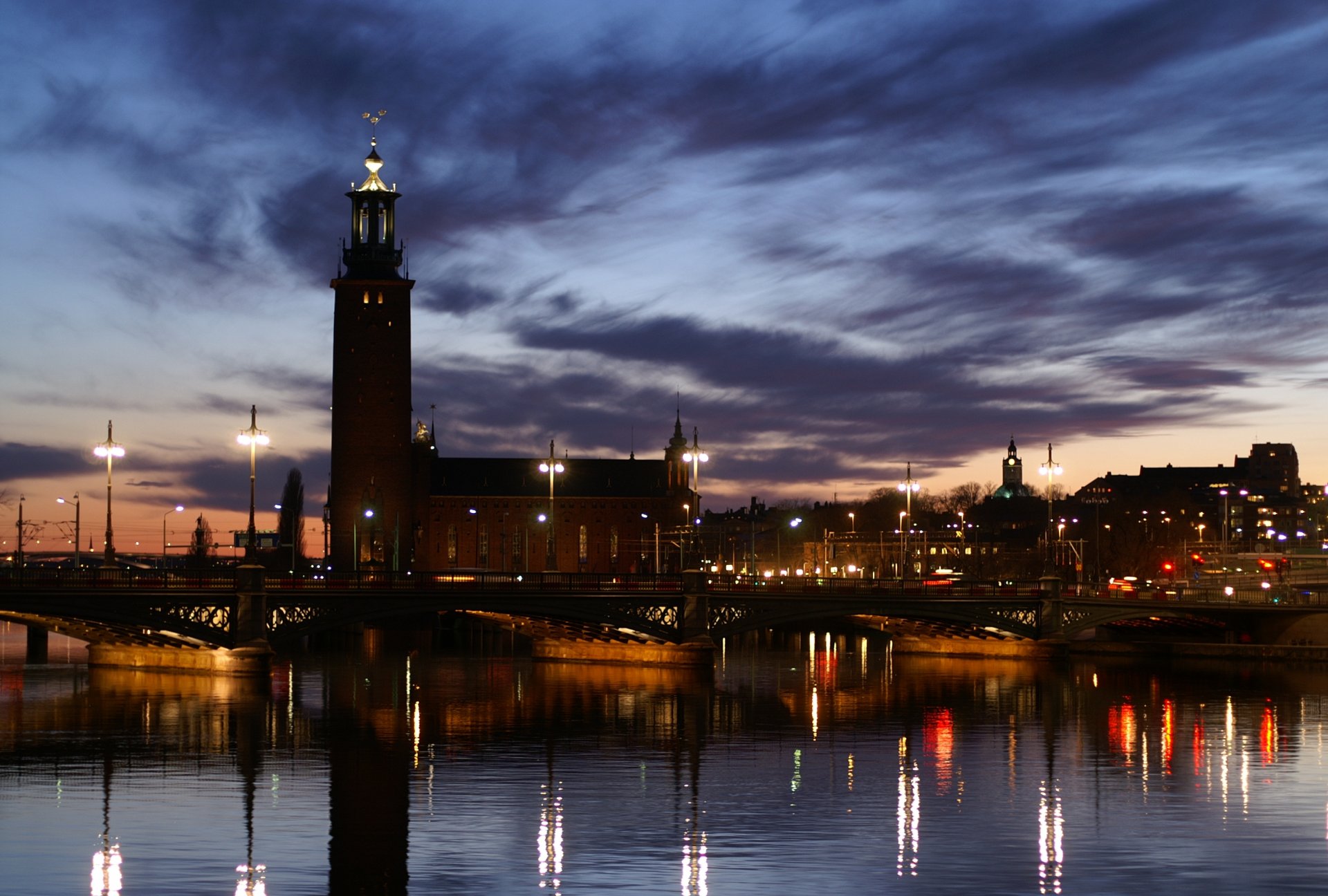 città sera tramonto cielo nuvole lanterne luce luci ponte lungomare fiume riflessione