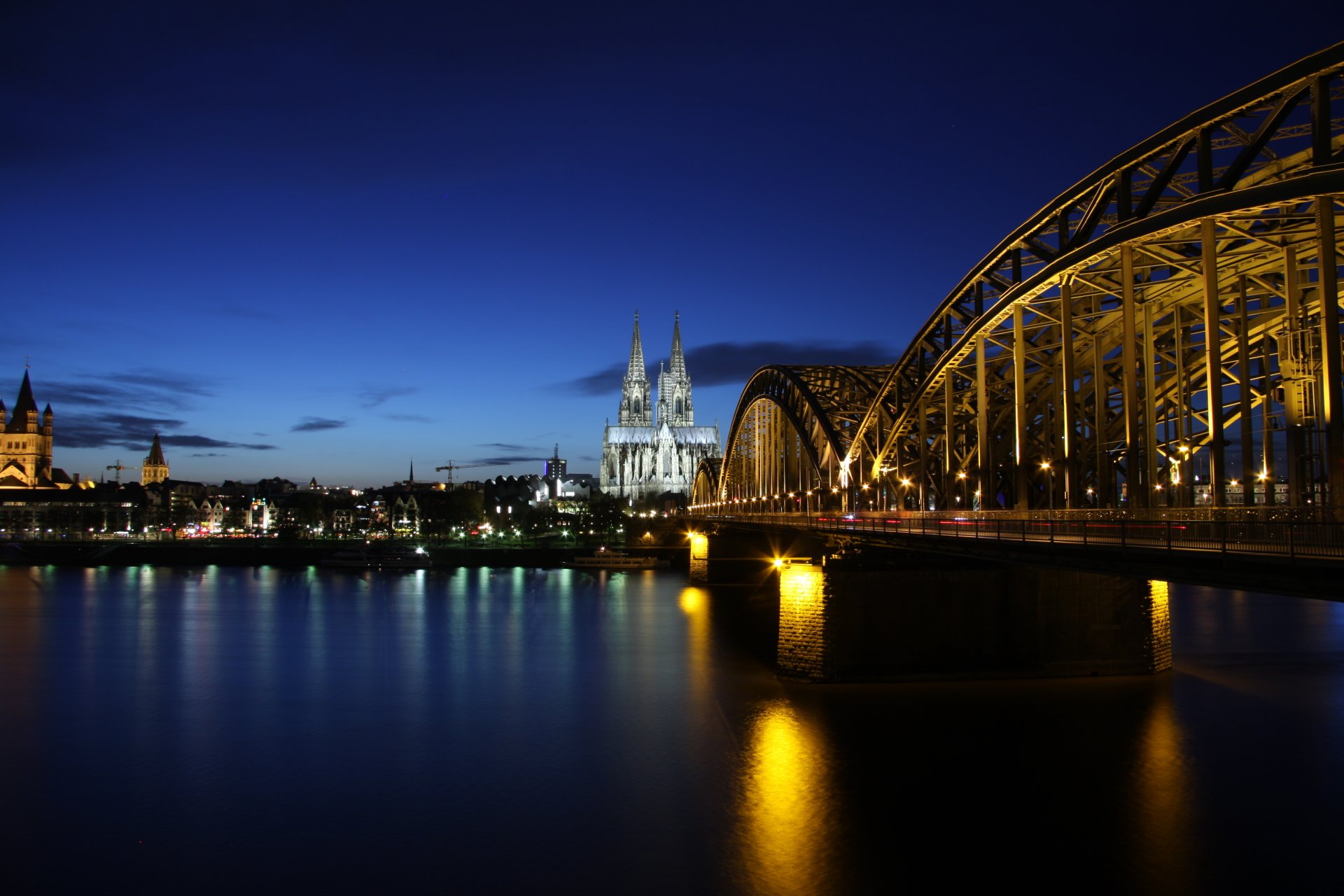 alemania colonia colonia noche edificios arquitectura iluminación puente río rin reflexión