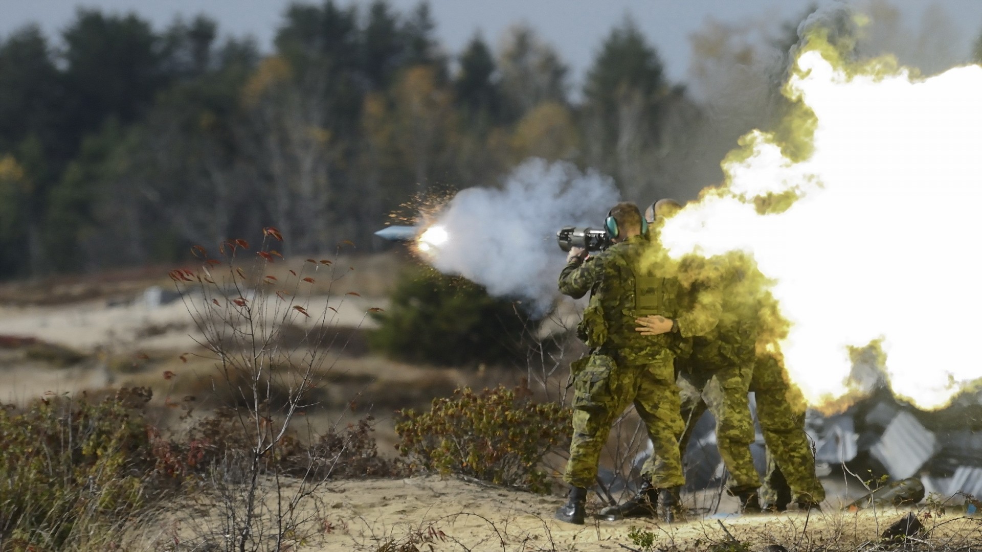 explosion fusée crépuscule soldats infanterie