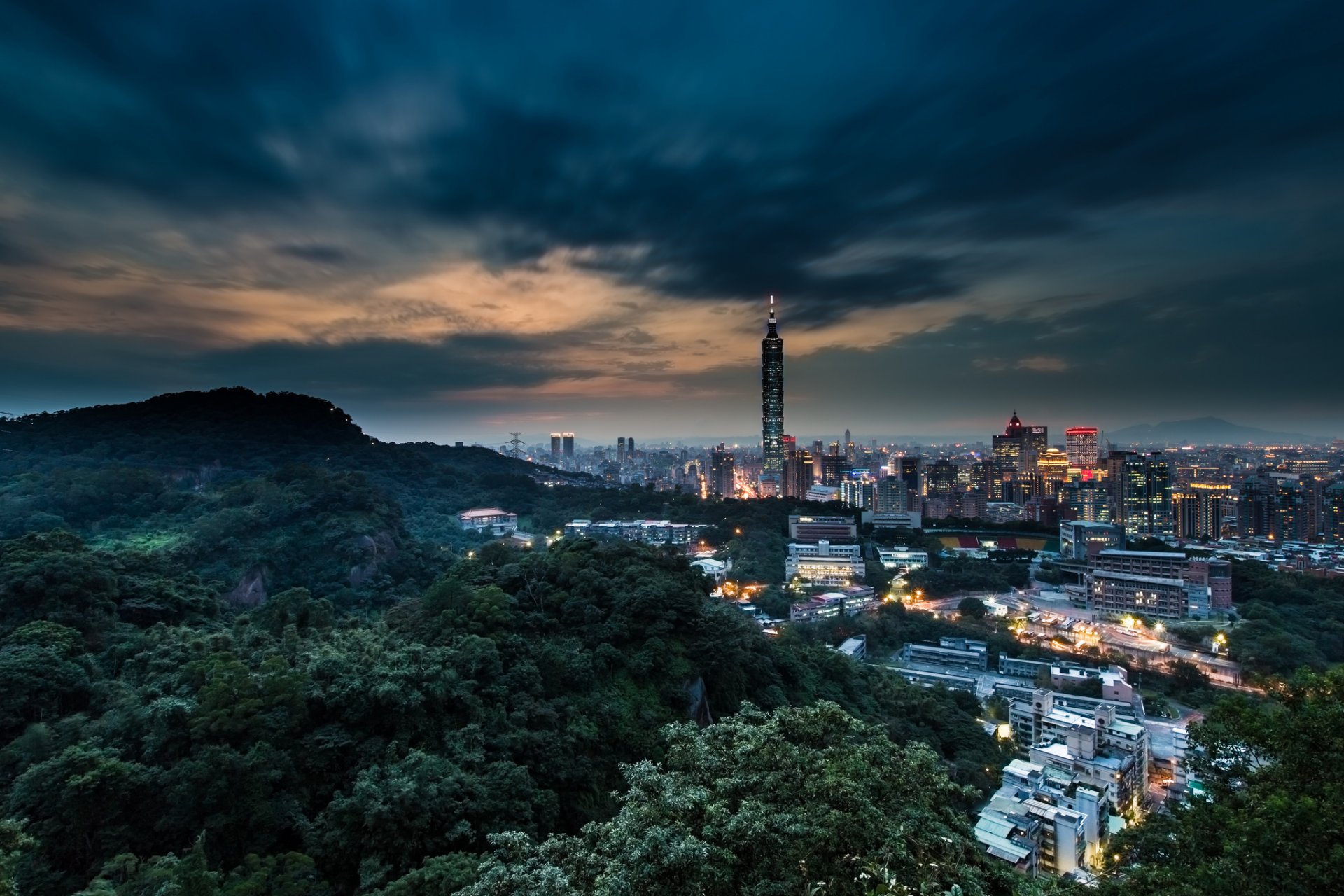 china república popular china taiwán taipei ciudad tarde crepúsculo montañas colinas árboles cielo nubes torre edificios casas luces iluminación vista altura panorama