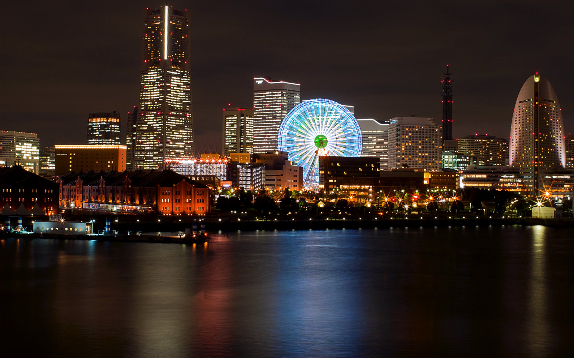 japón yokohama yokohama puerto metrópolis noria noche luces iluminación bahía reflexión