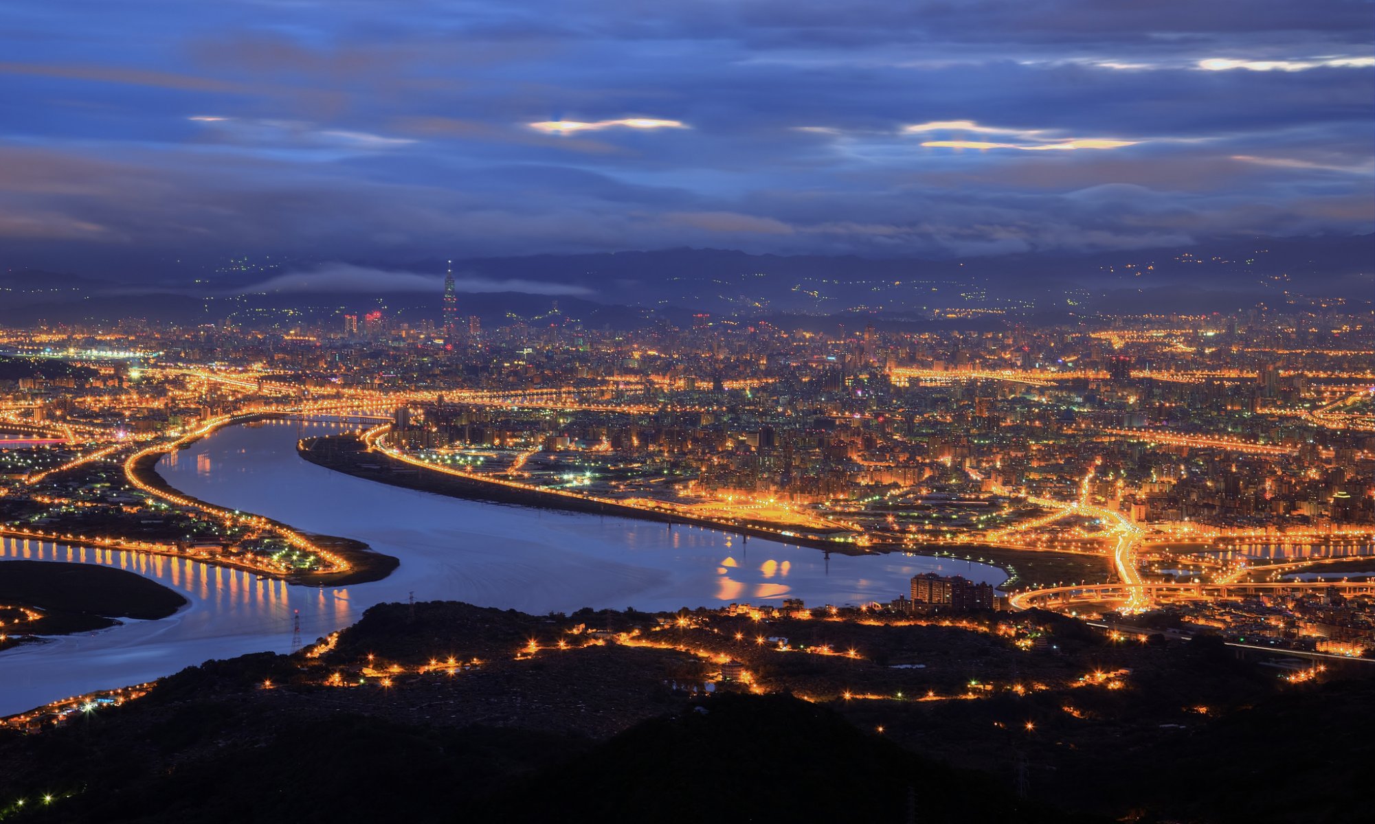 china república popular china taiwán taipei ciudad estrecho noche azul cielo nubes niebla neblina luces iluminación vista altitud panorama