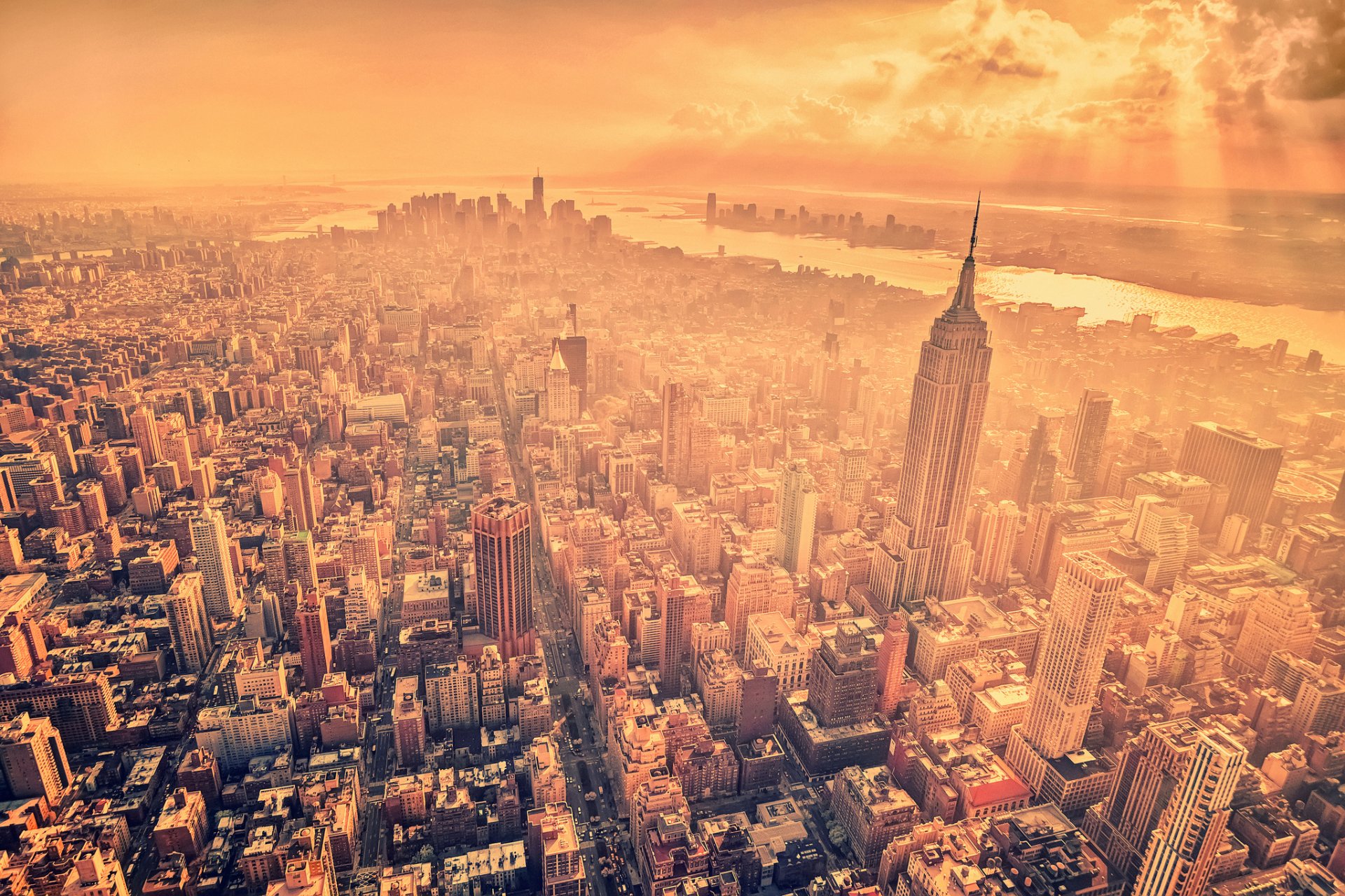 new york new york stadt sonnenstrahlen wolken häuser wolkenkratzer straßen autos ozean horizont dunst