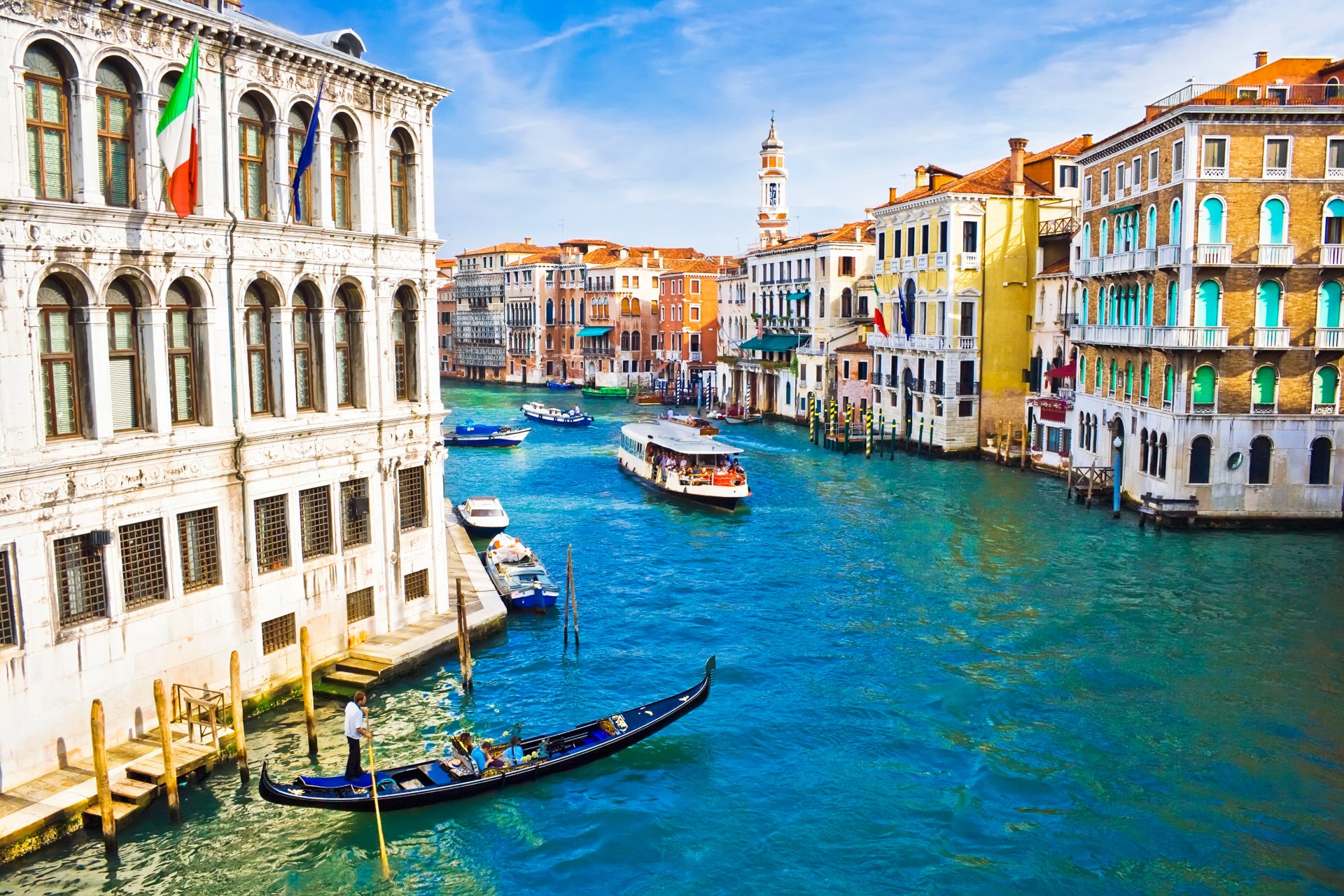 venedig italien architektur häuser fahnen kanal gondel boote menschen