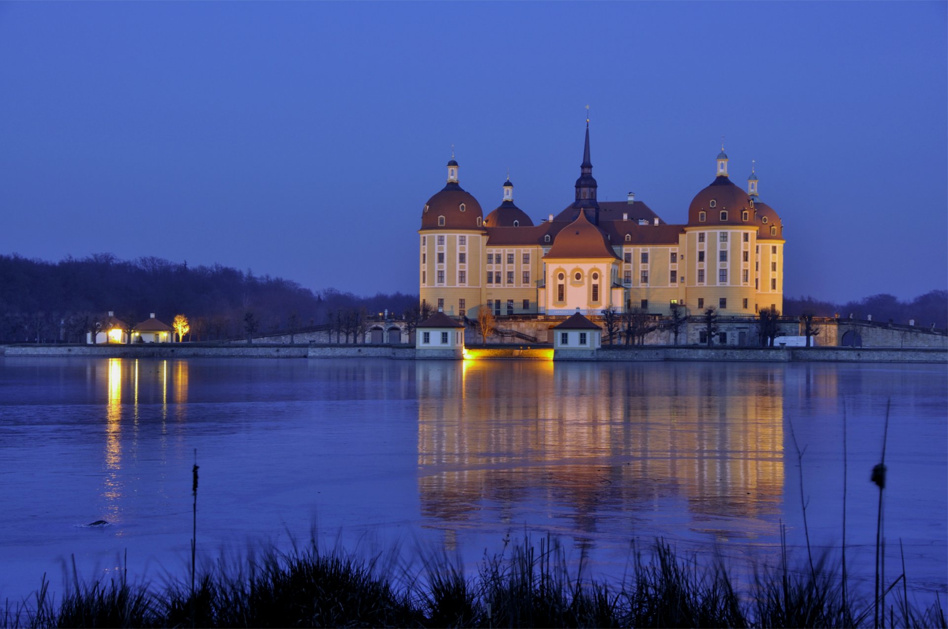 deutschland sachsen moritzburg schloss abend lichter licht wasser reflexion