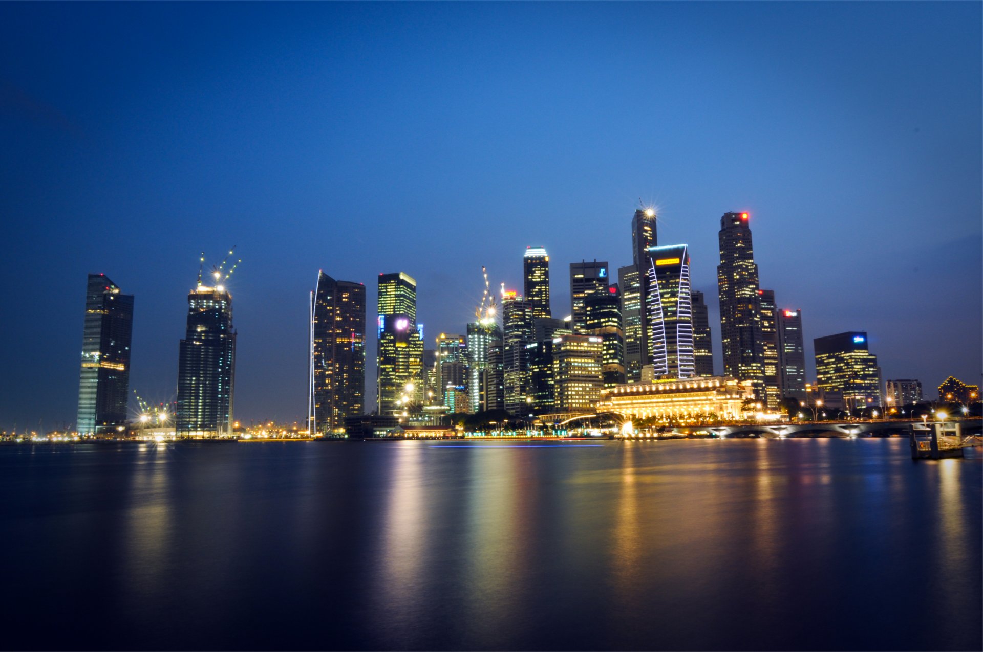 malaysia singapur stadtstaat metropole wolkenkratzer nacht lichter hintergrundbeleuchtung blau himmel meerenge reflexion