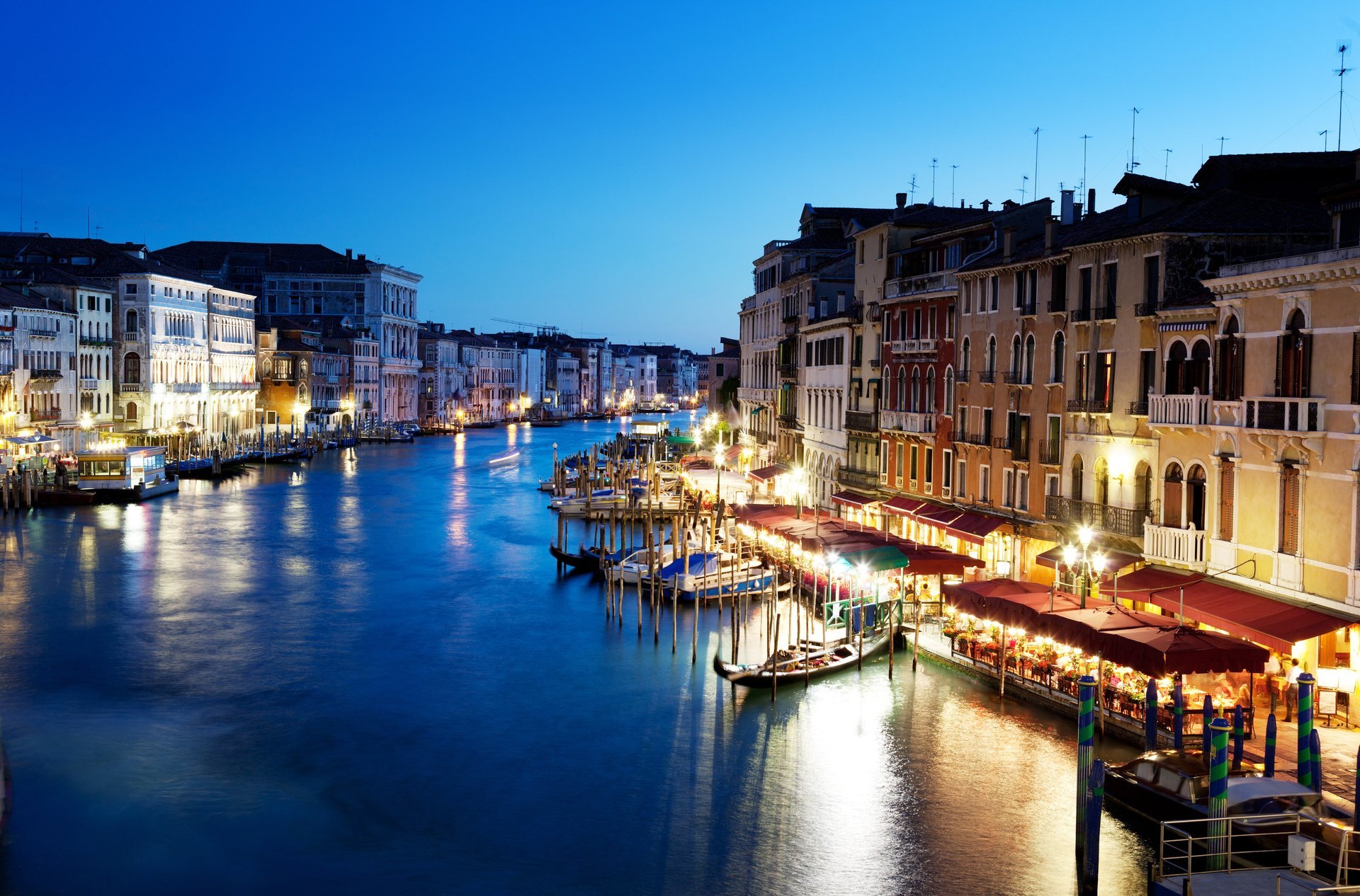 grand canal venise italie canal grande soirée gondoles bateaux architecture bâtiments maisons cafés restaurants lanternes éclairage personnes