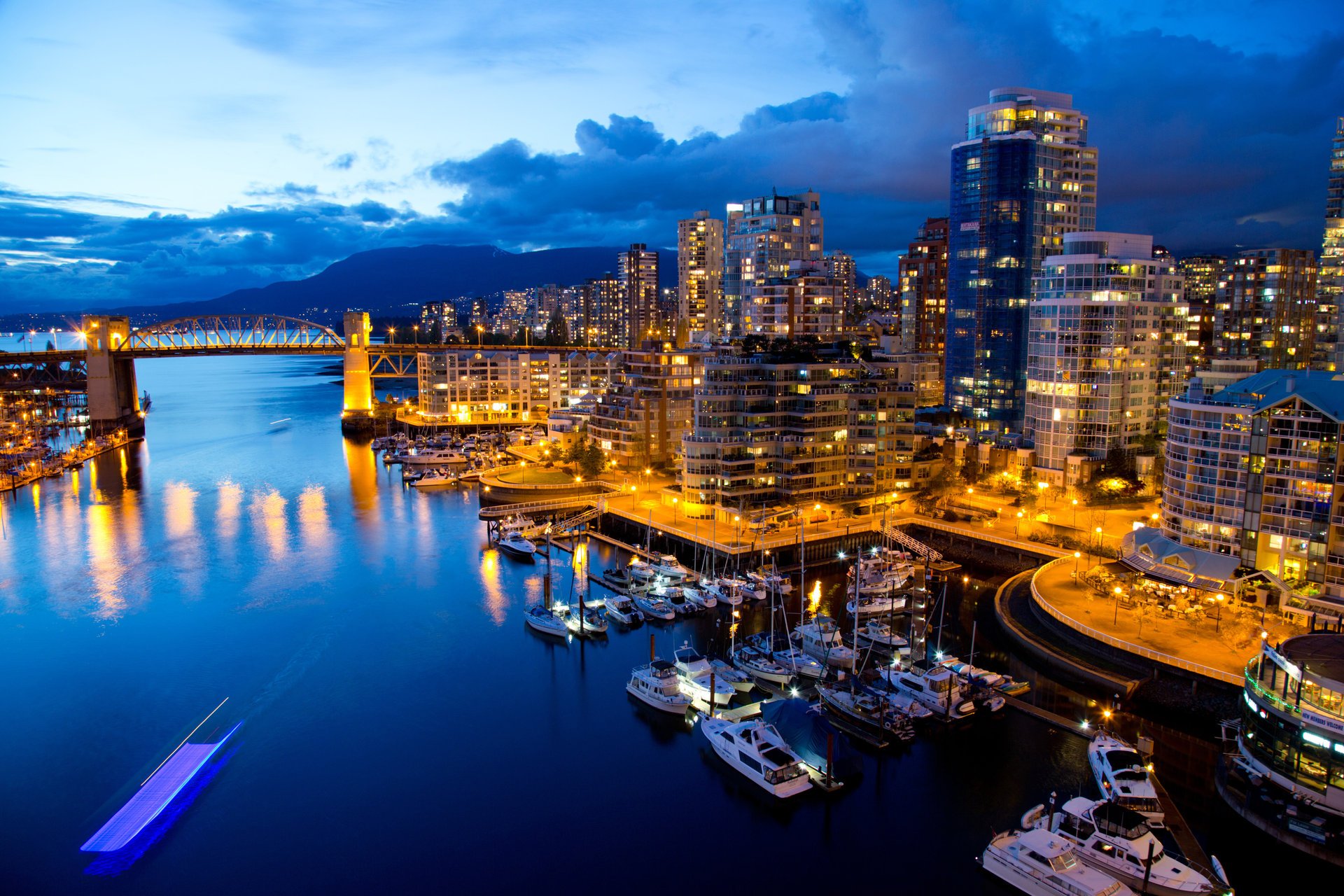 canadá vancouver noche edificios luces reflexión agua barcos puente muelle