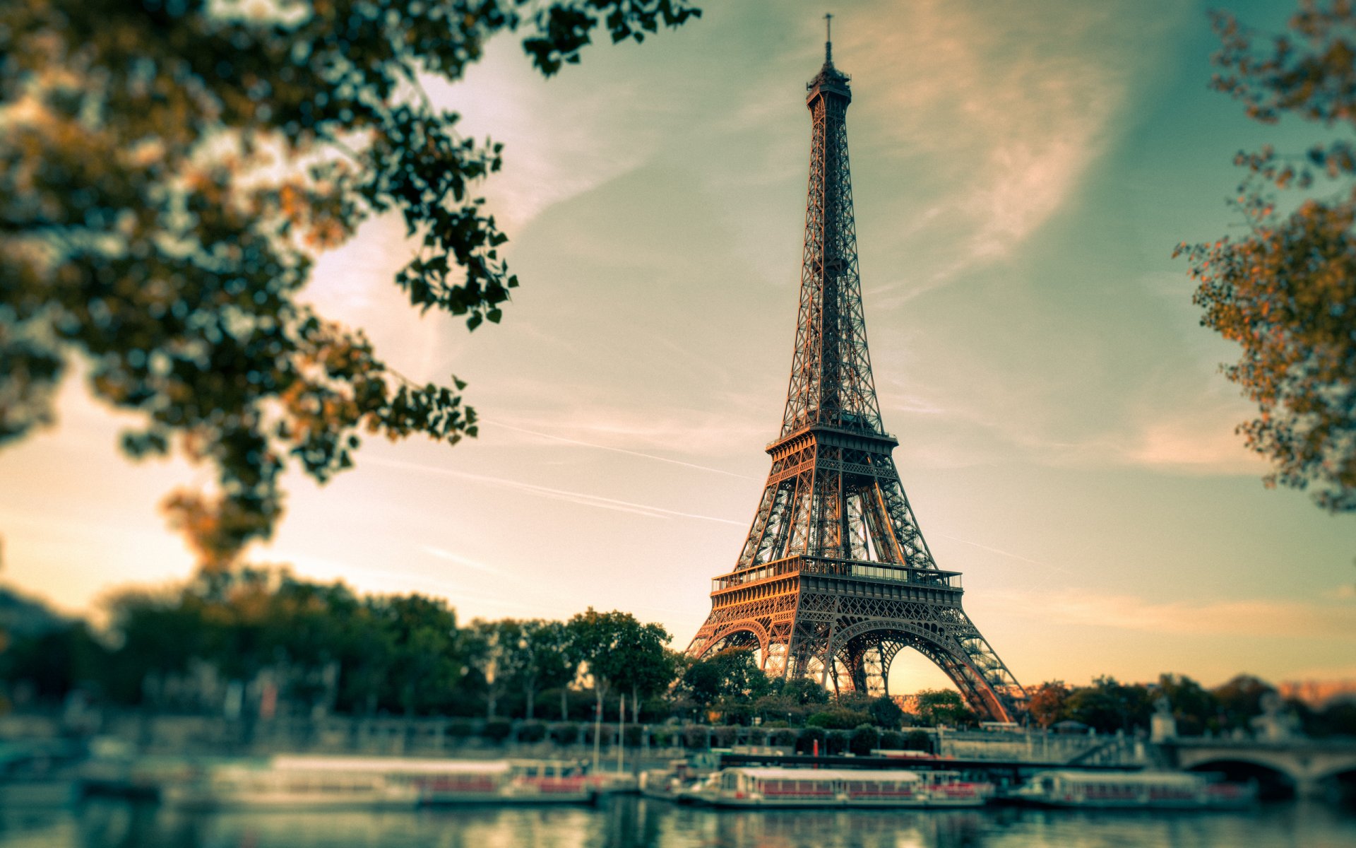 paris tour eiffel. coucher de soleil ville. rivière