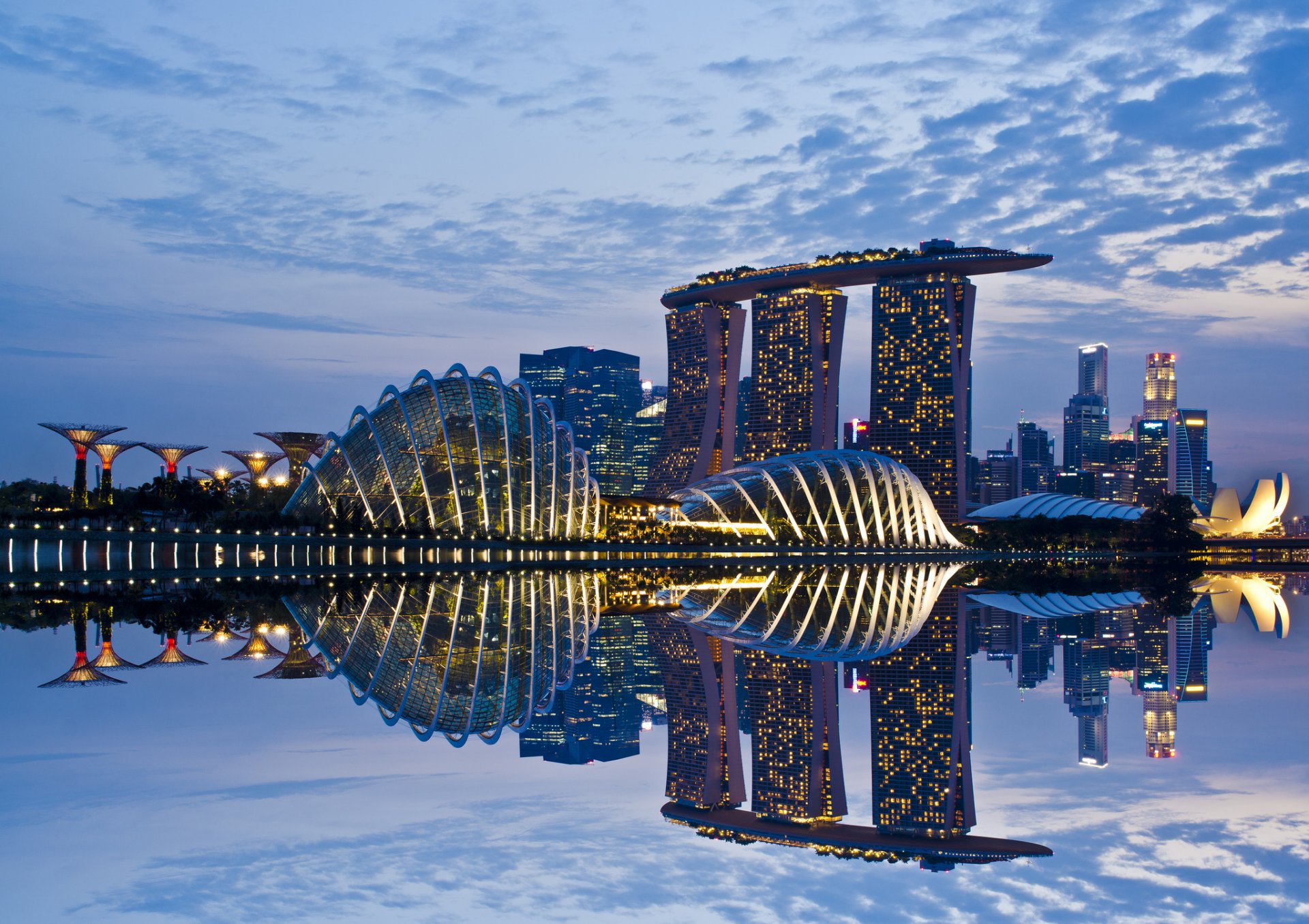 singapur jardines de la bahía noche arquitectura rascacielos linternas cielo nubes reflexión ciudad-estado metrópolis luces iluminación bahía