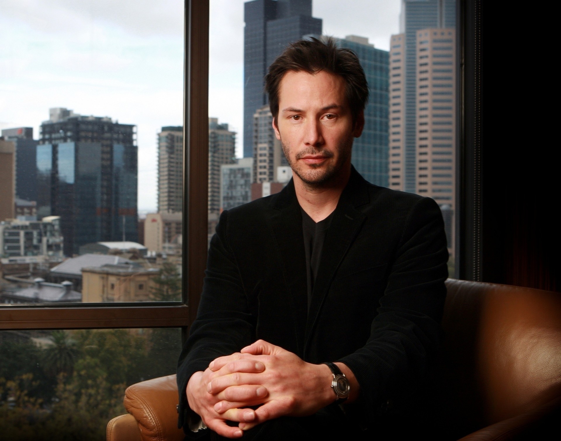 keanu reeves sitzend schauspieler