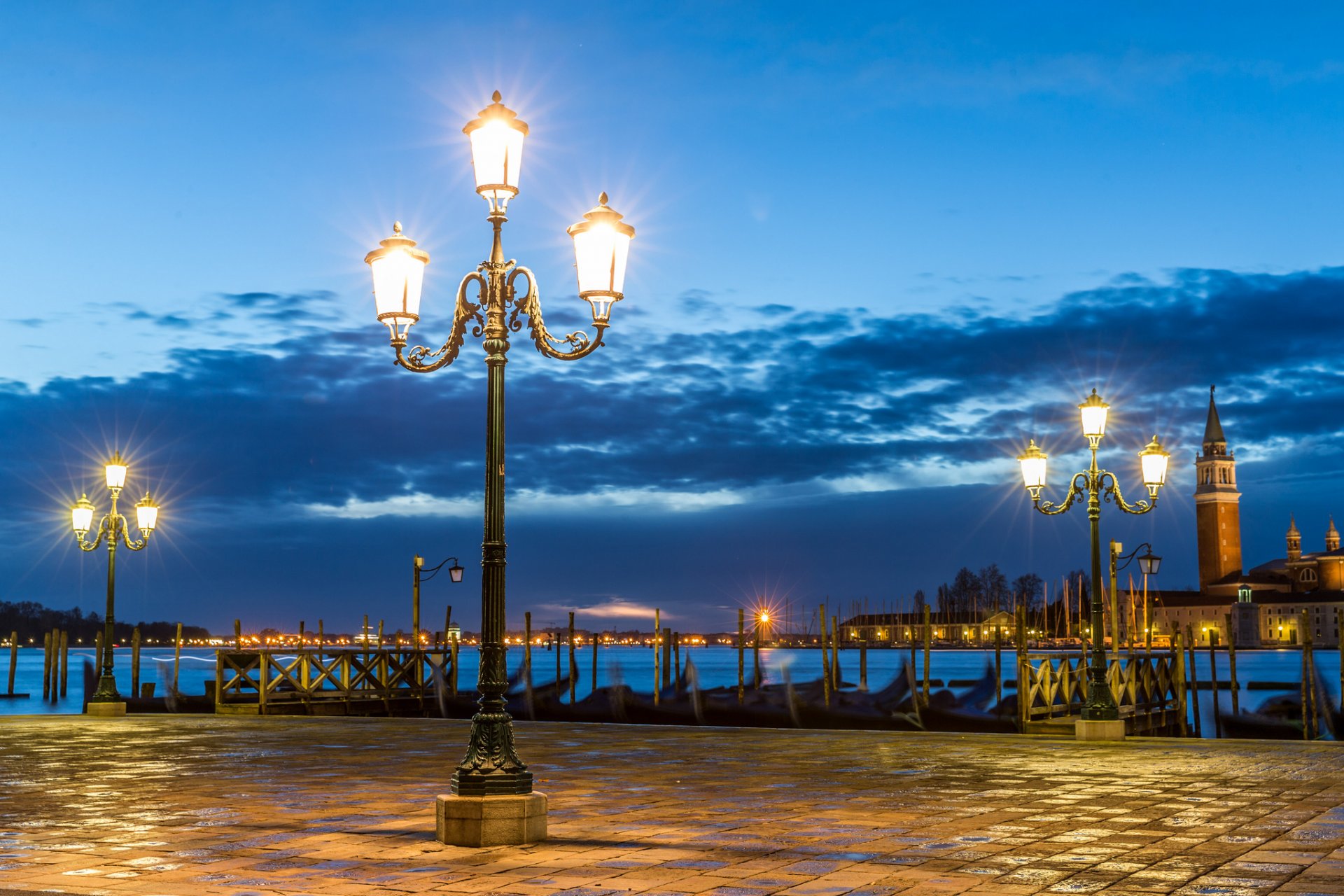 venezia italia piazza sera nuvole lanterne illuminazione molo gondole