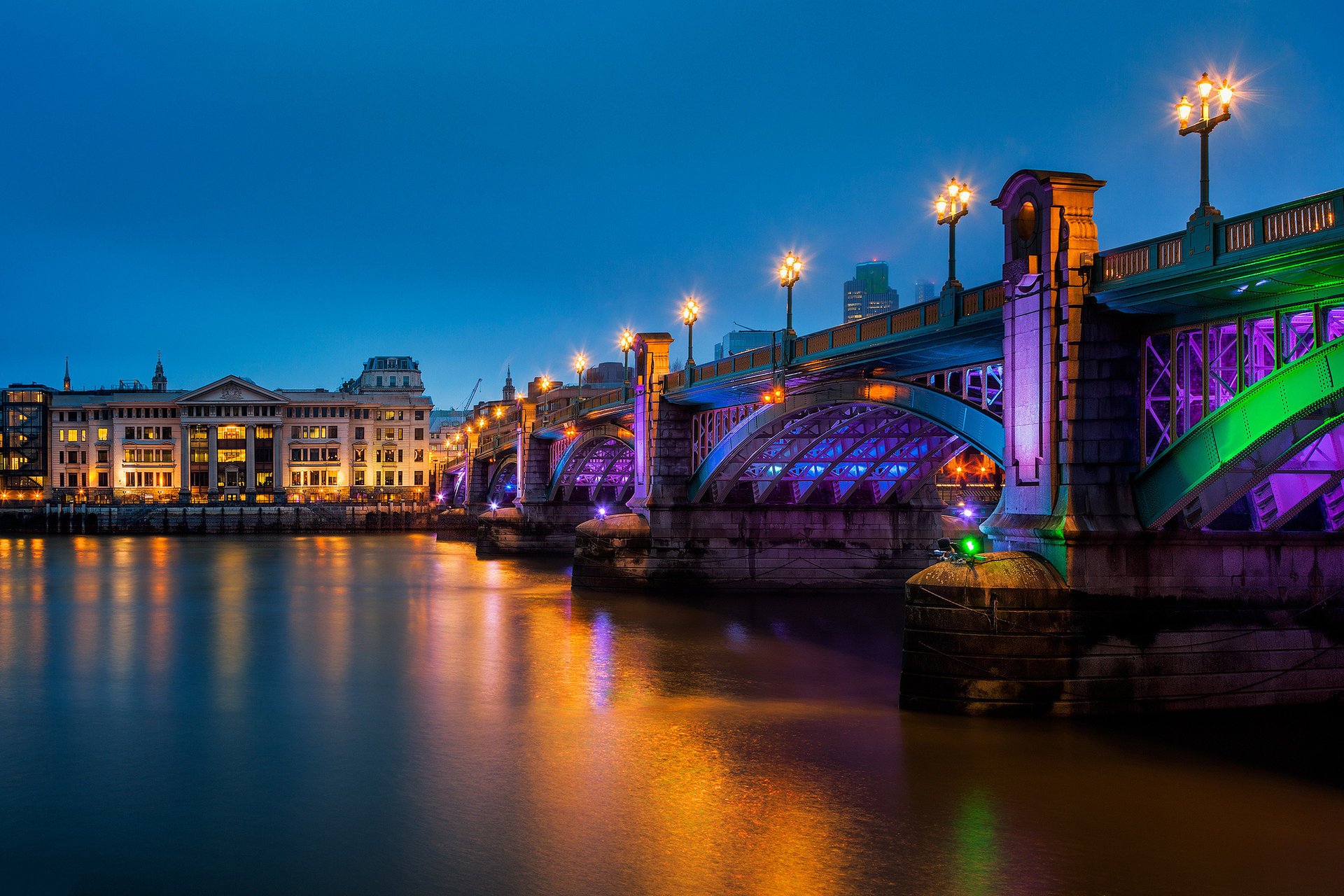 outhwark bridge londyn great britain london england