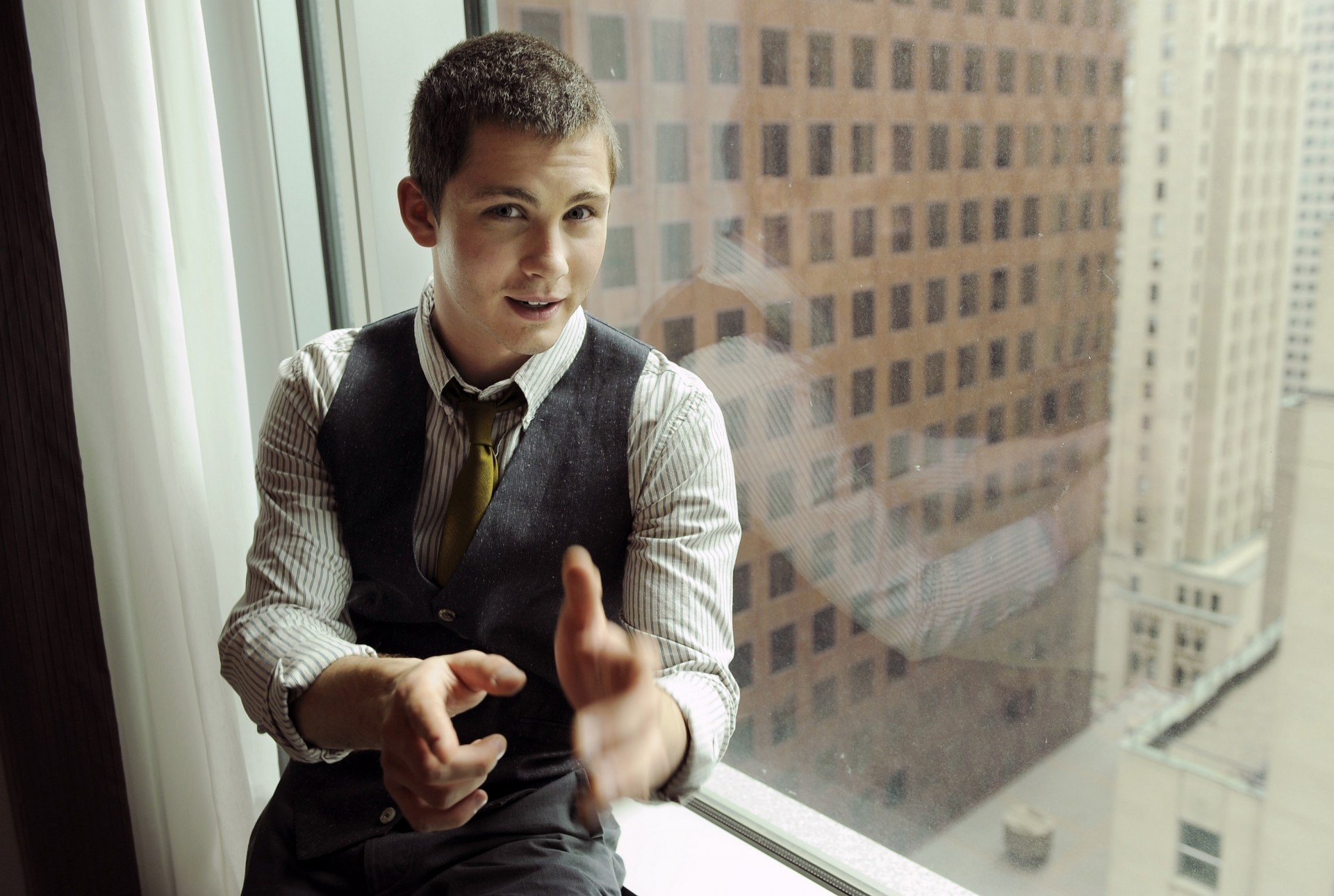 logan lerman fenster foto schauspieler