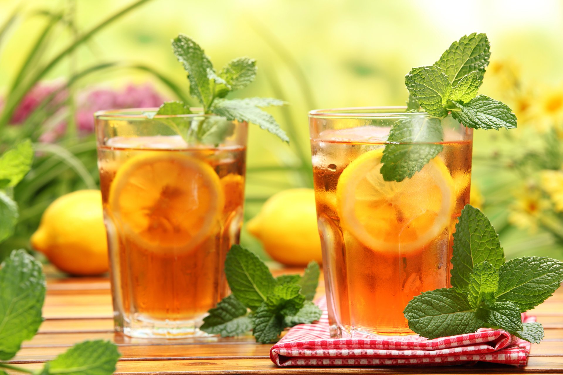 iced tea table tea glasses lemon mint napkin