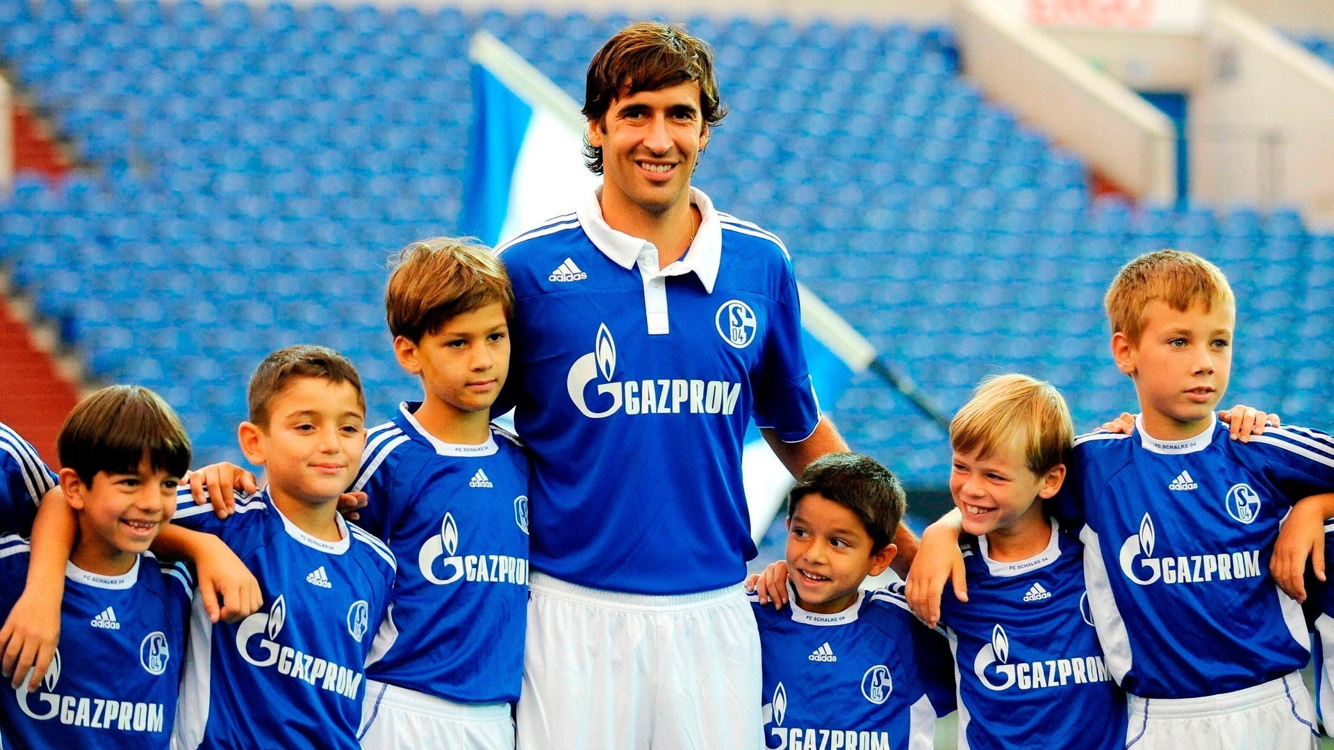 raúl gonzález blanco calcio atleta attaccante schalke 04