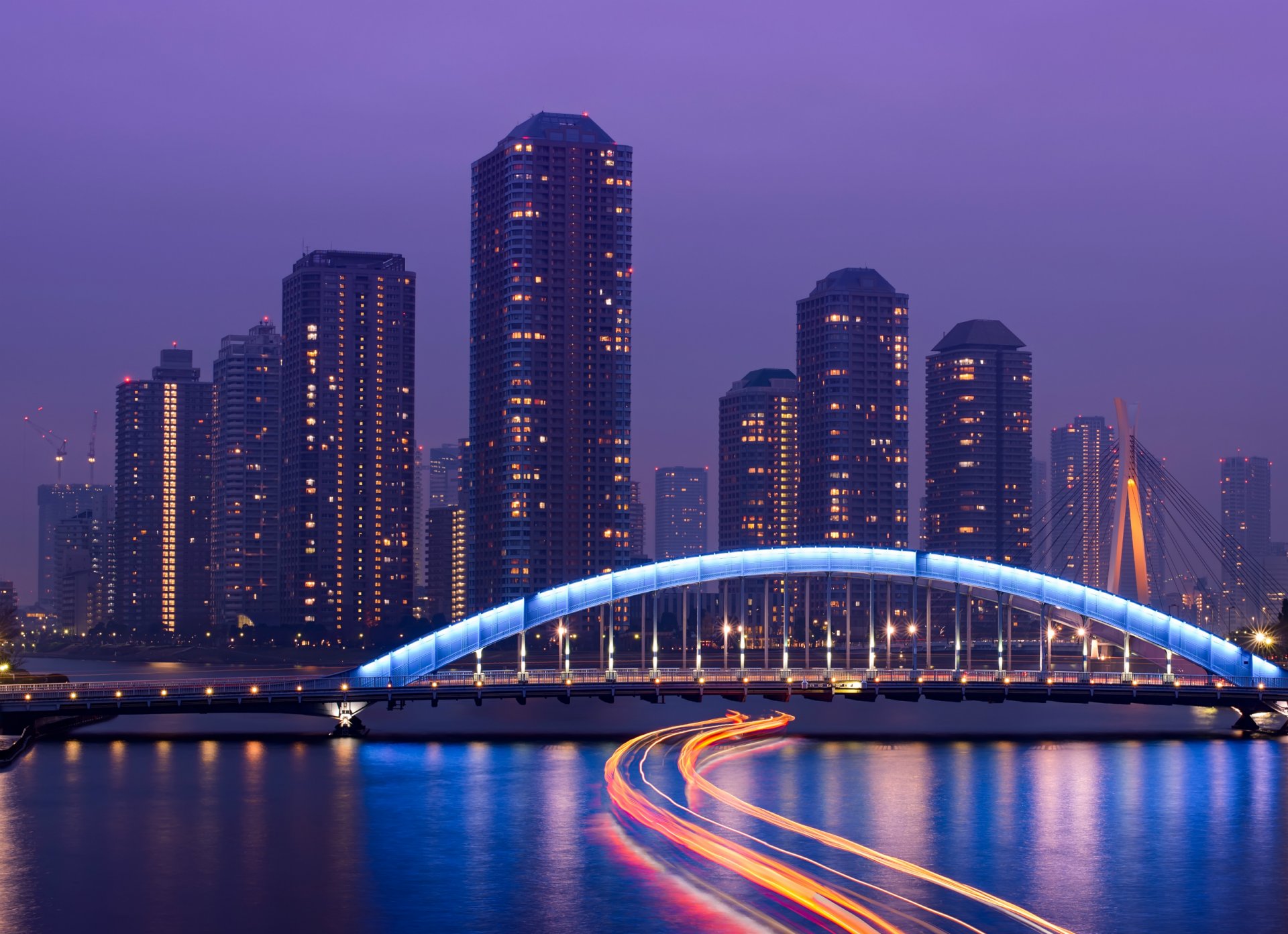 japón tokio capital metrópolis rascacielos noche puente iluminación exposición luces río lila cielo