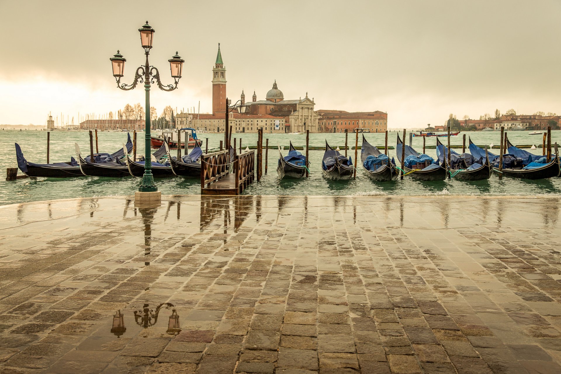 venedig italien san giorgio maggiore insel anlegestelle gondeln meer laterne stadt bewölkt