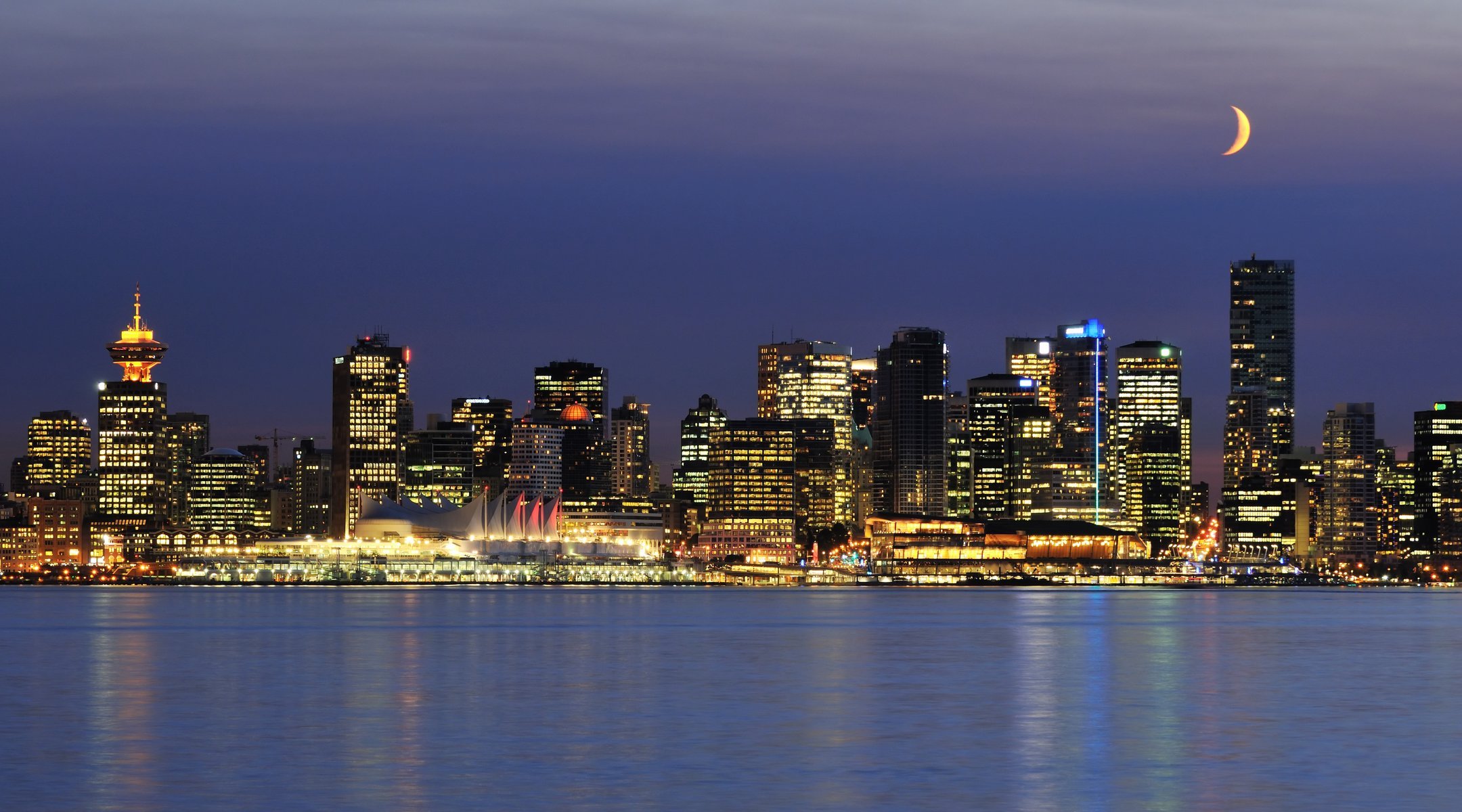 vancouver canadá ciudad noche luna luces rascacielos océano