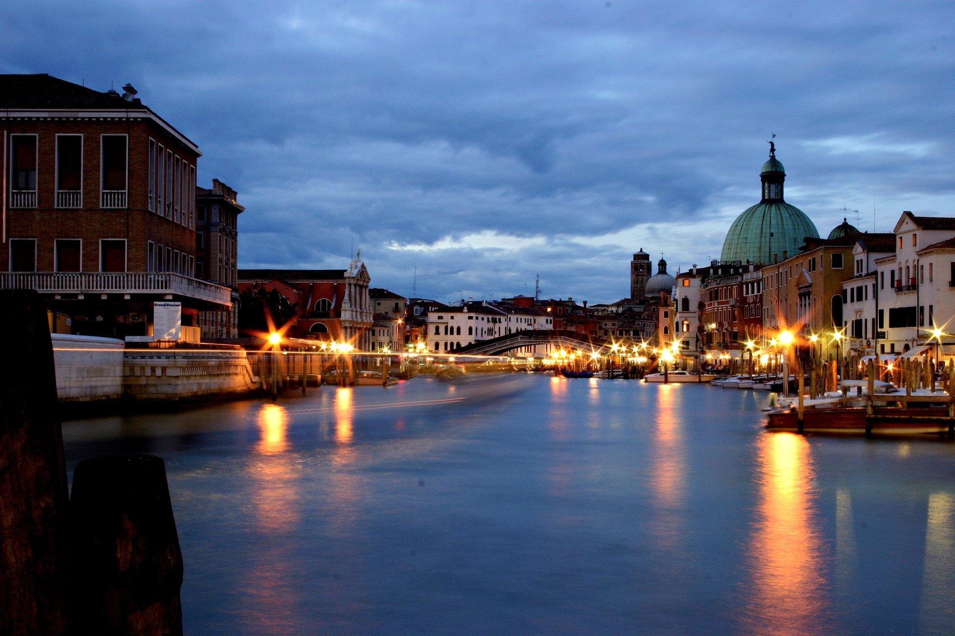 venecia italia canal grande gran canal puente agua reflexión linternas arquitectura casas edificios noche cielo nubes