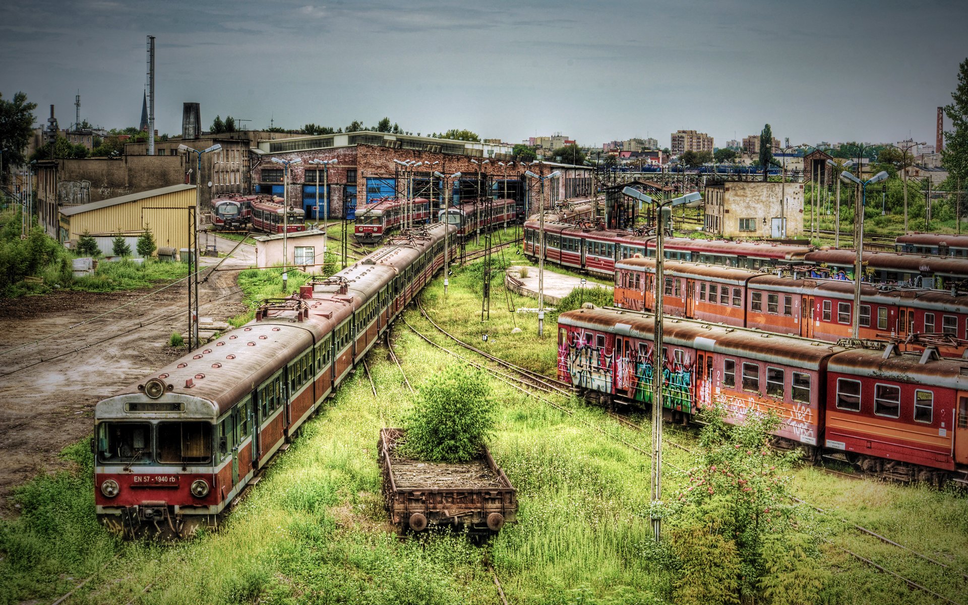 gebäude zug u-bahn waggons eisenbahn gestrüpp verlassenheit